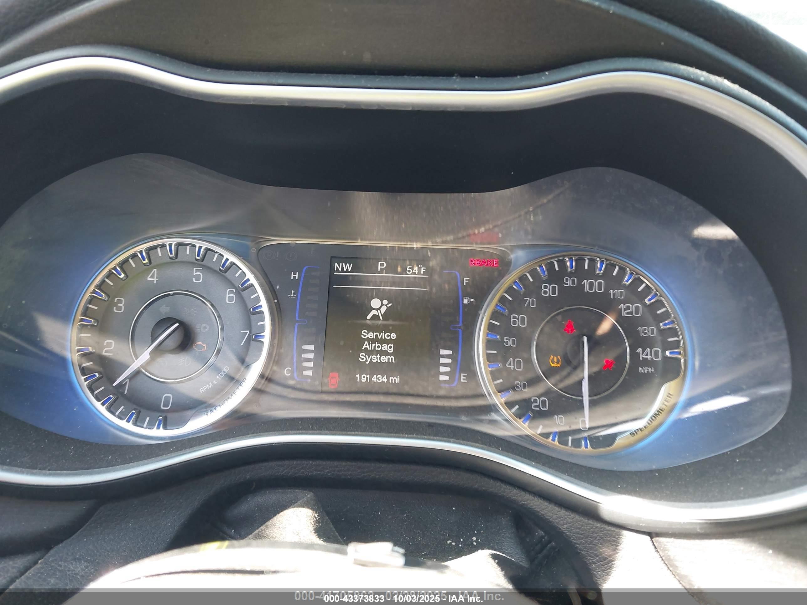 CHRYSLER 200 image 7