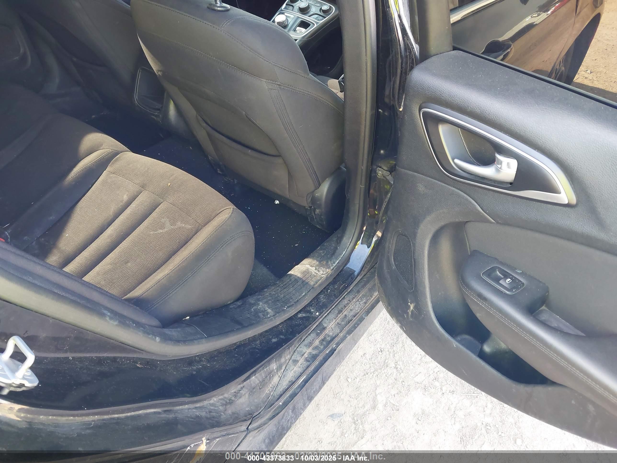 CHRYSLER 200 image 8
