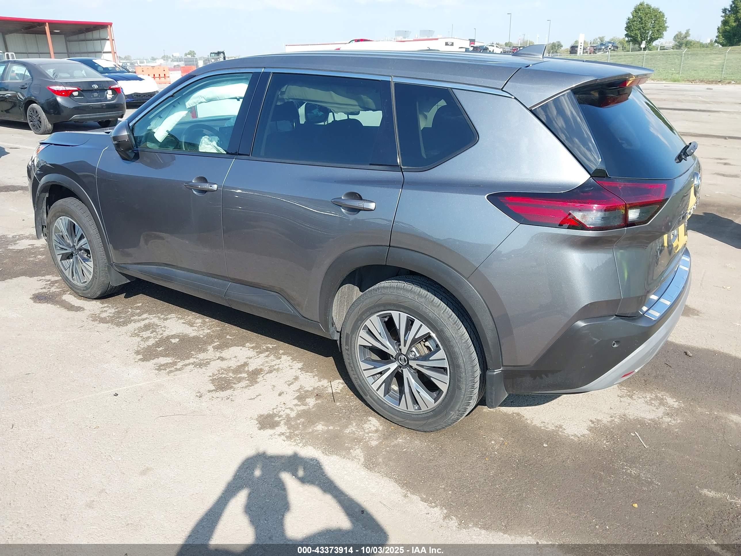 NISSAN ROGUE image 3