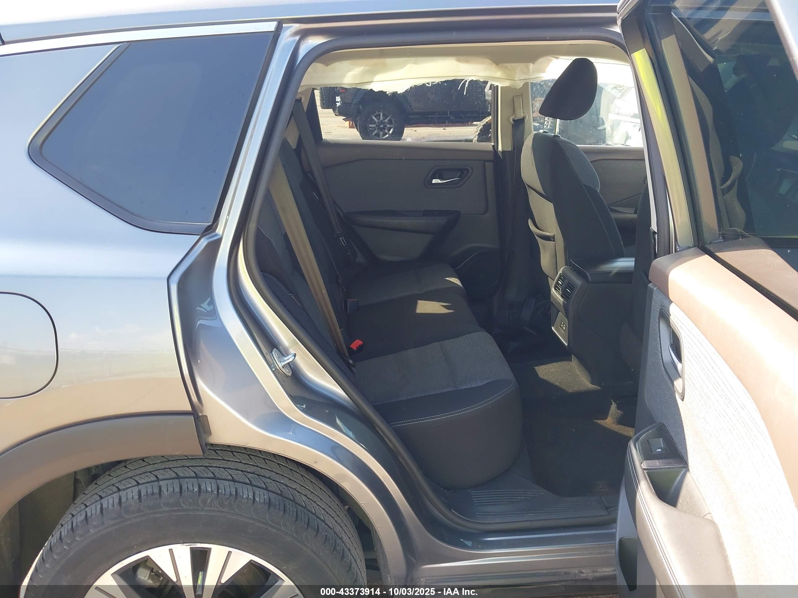 NISSAN ROGUE image 8