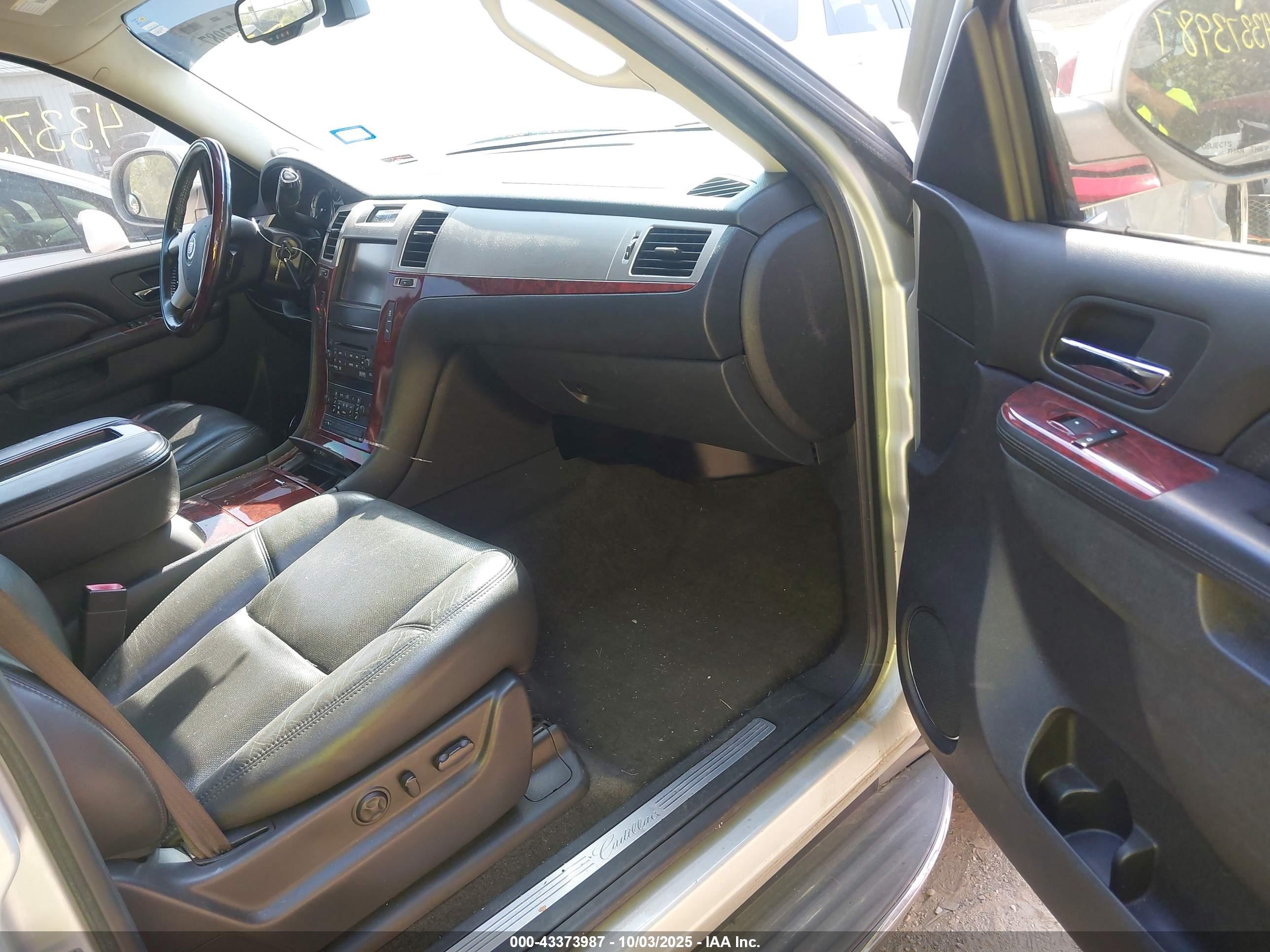 CADILLAC ESCALADE image 5