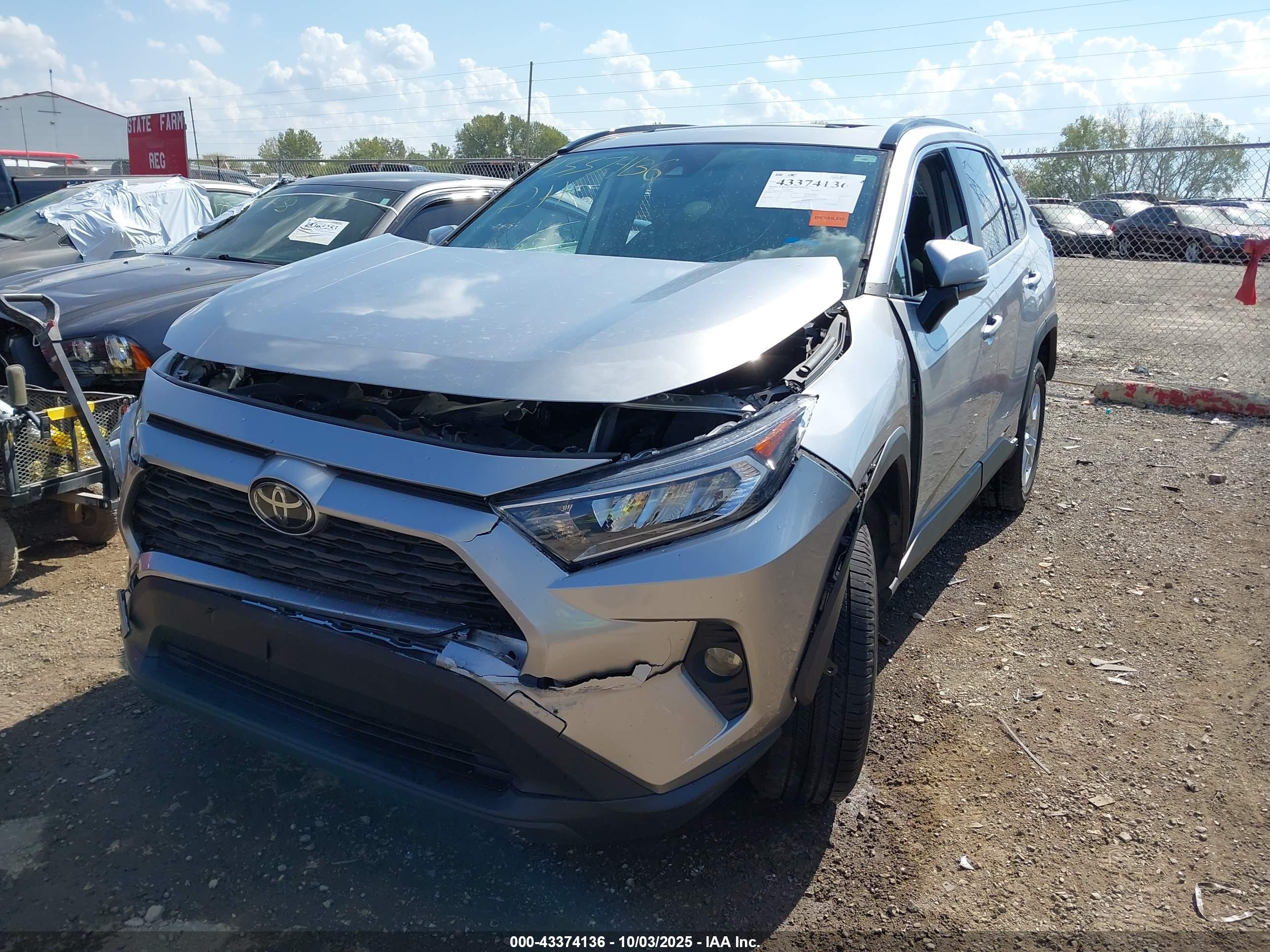 TOYOTA RAV4 image 2