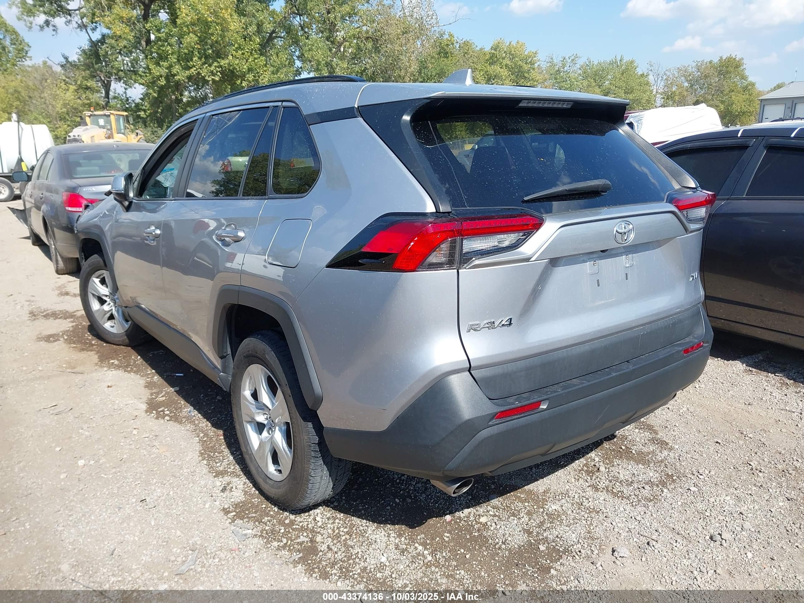 TOYOTA RAV4 image 3