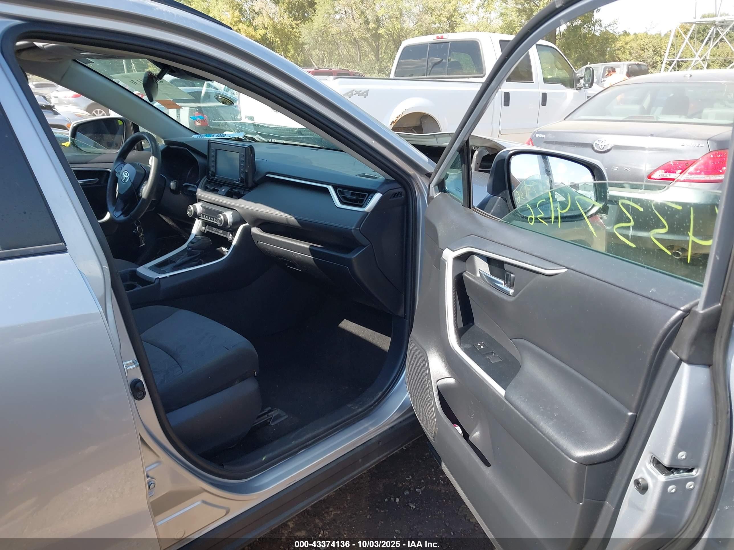 TOYOTA RAV4 image 5