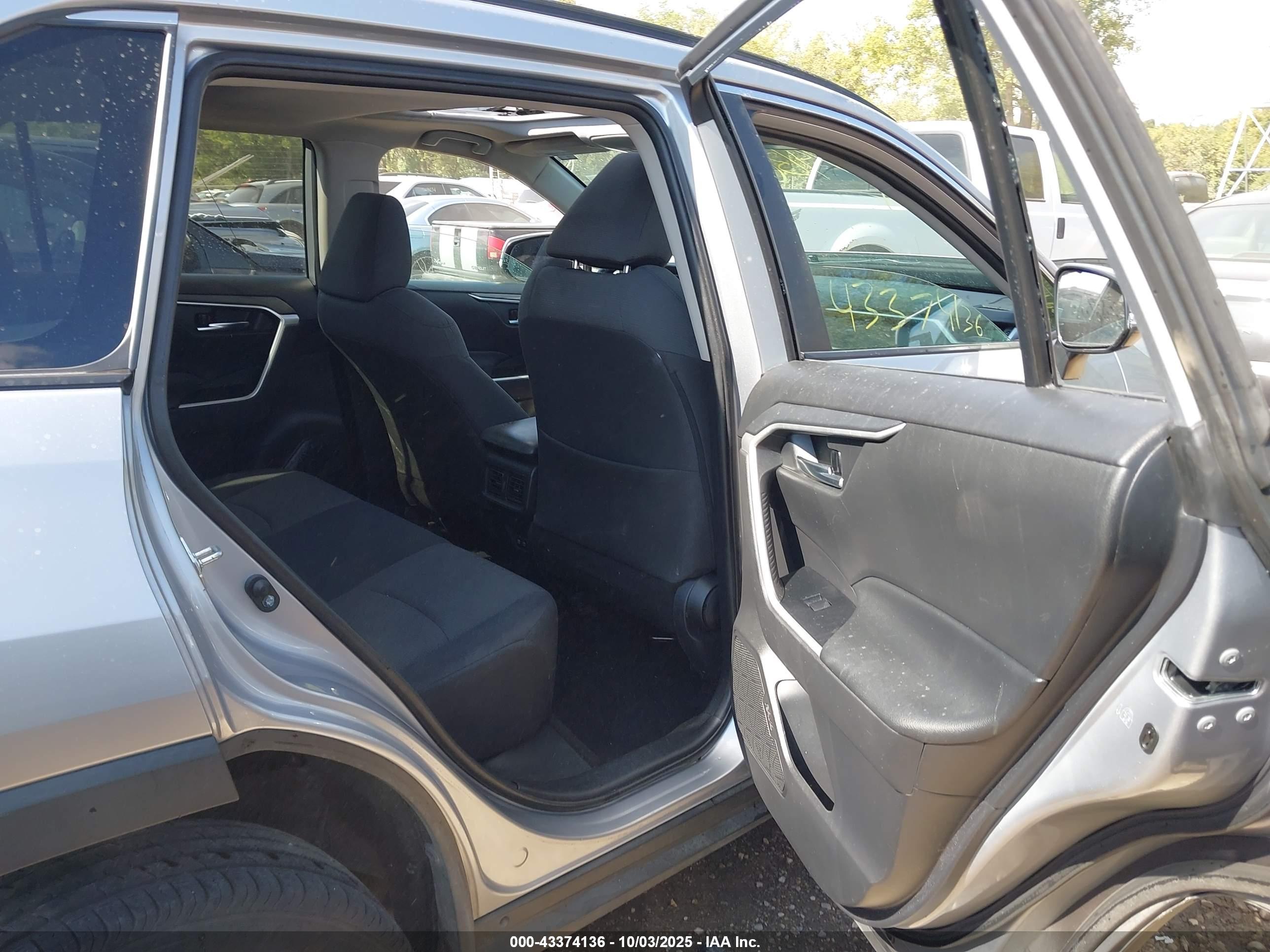 TOYOTA RAV4 image 8
