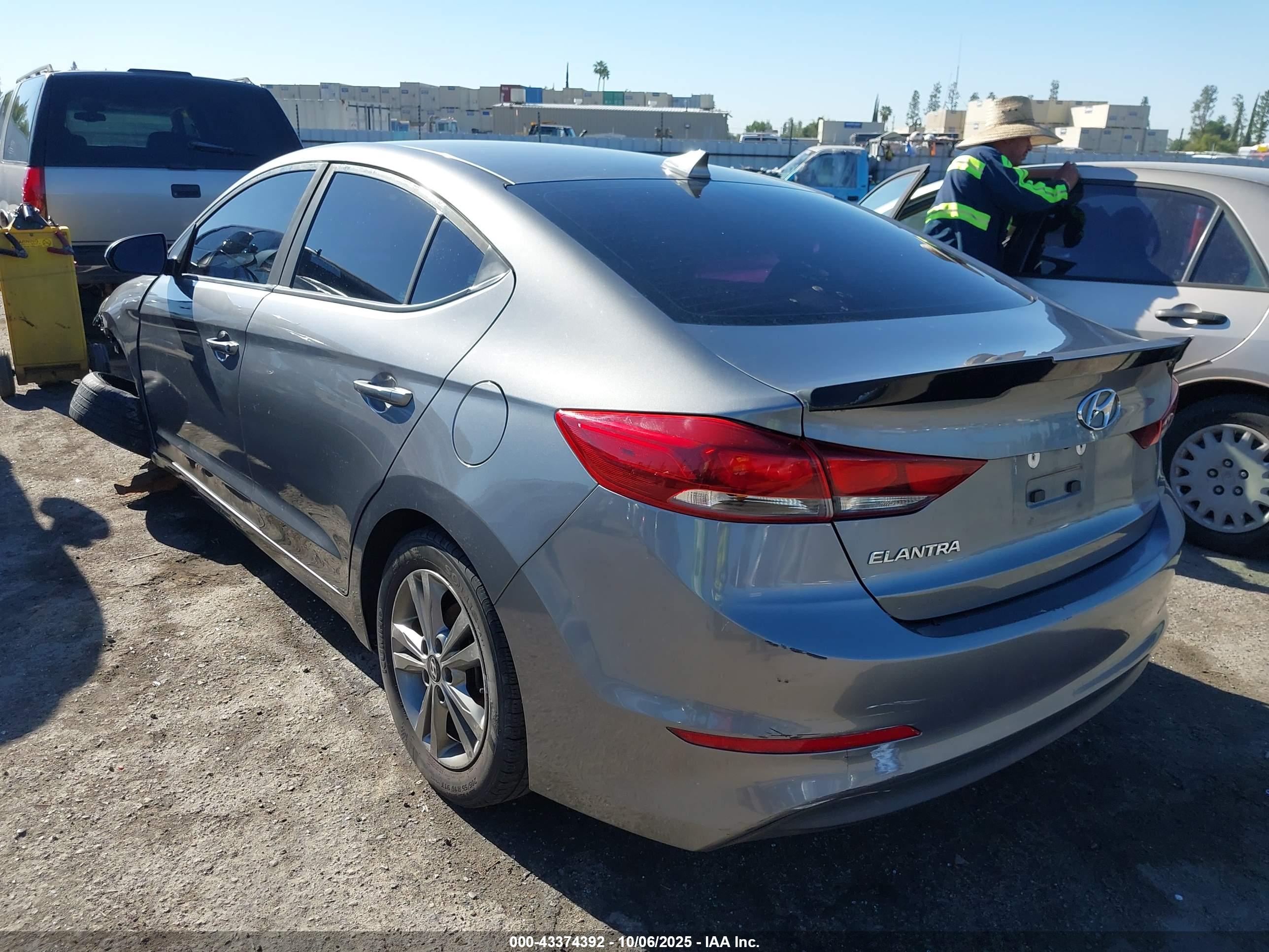 HYUNDAI ELANTRA image 3
