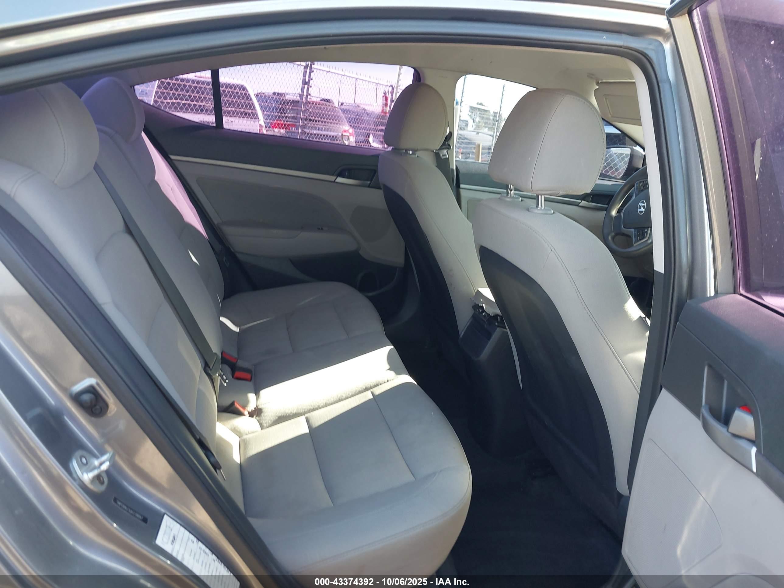 HYUNDAI ELANTRA image 8