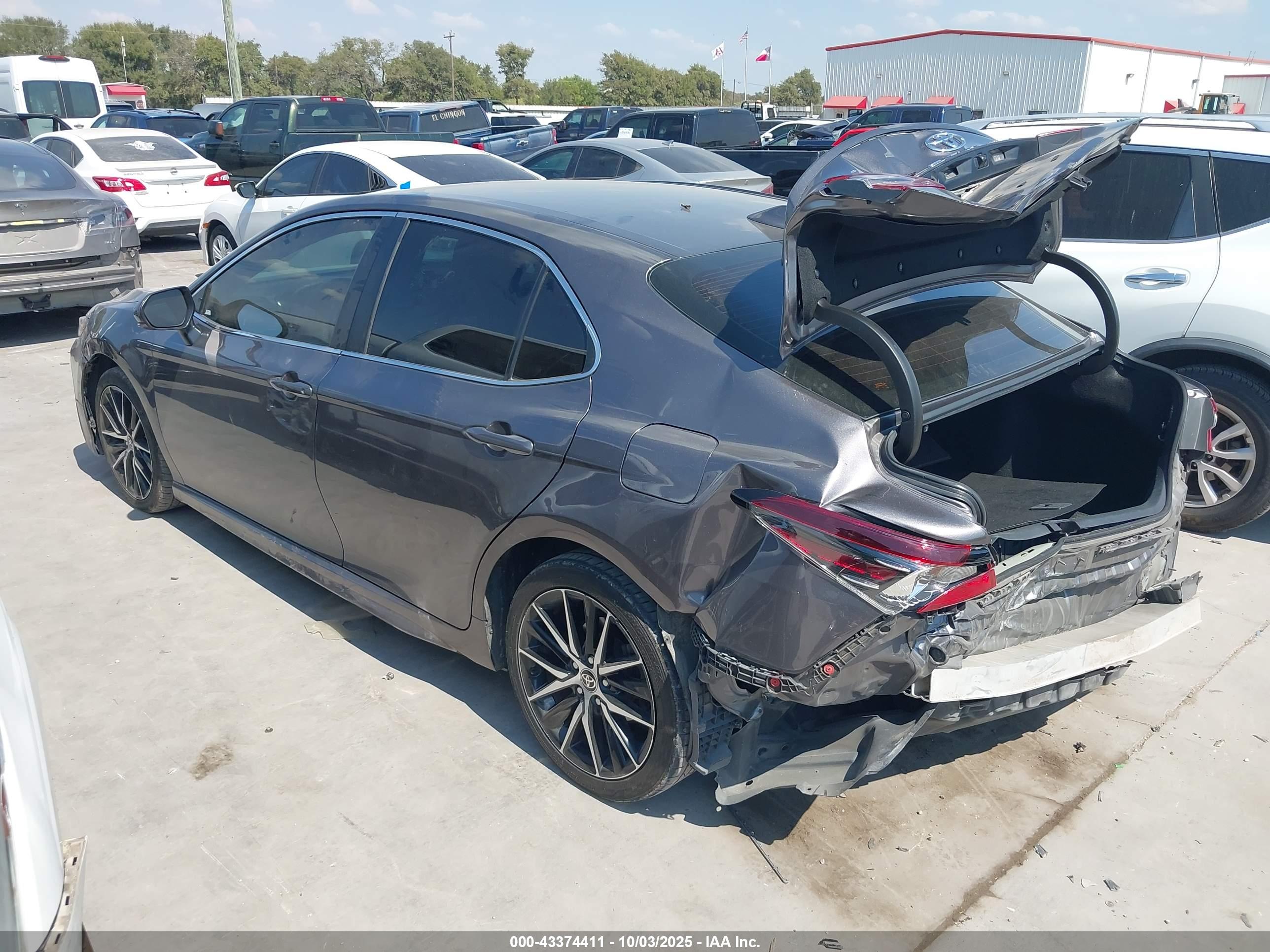 TOYOTA CAMRY image 3
