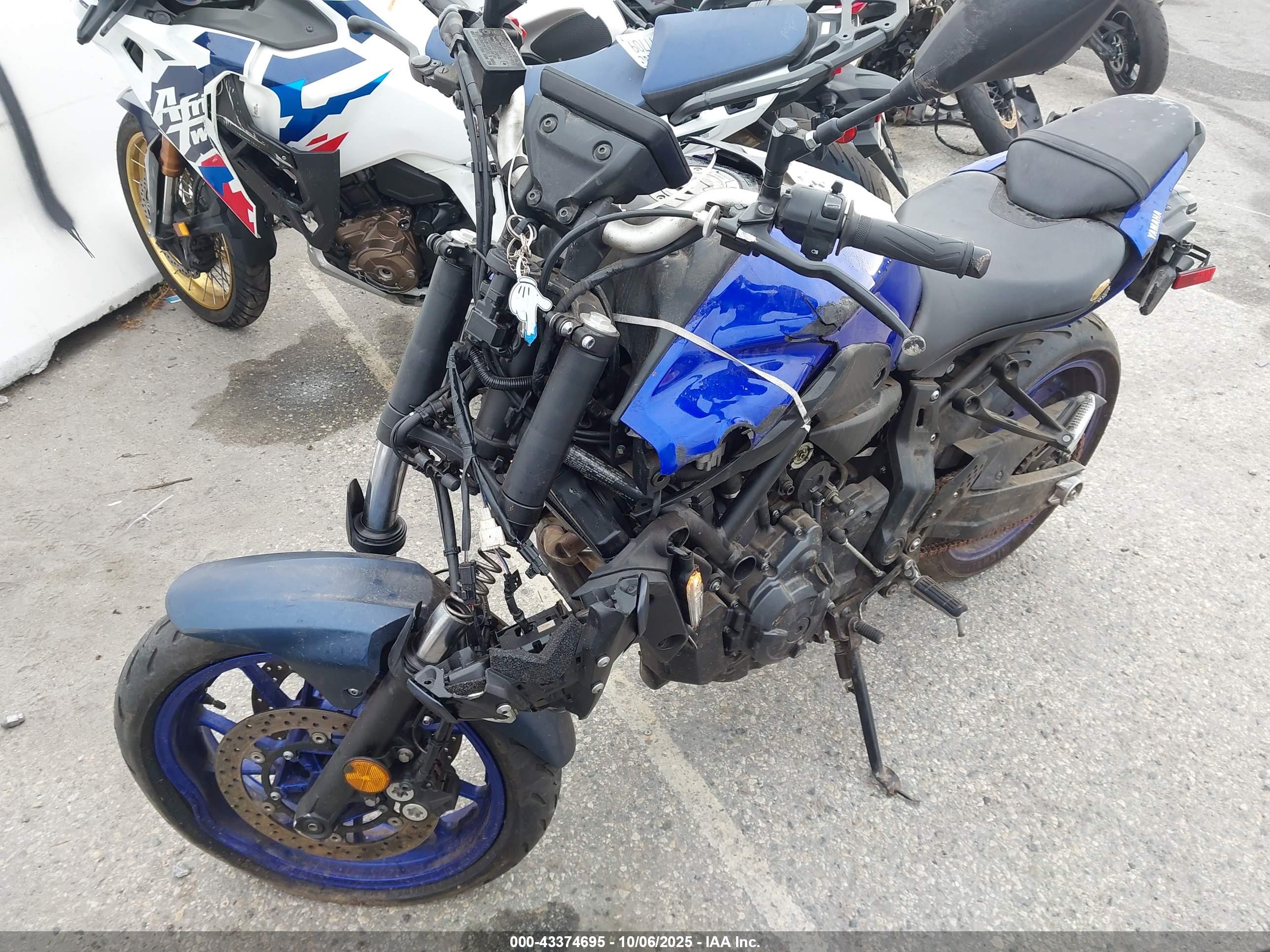 YAMAHA MT07 image 2
