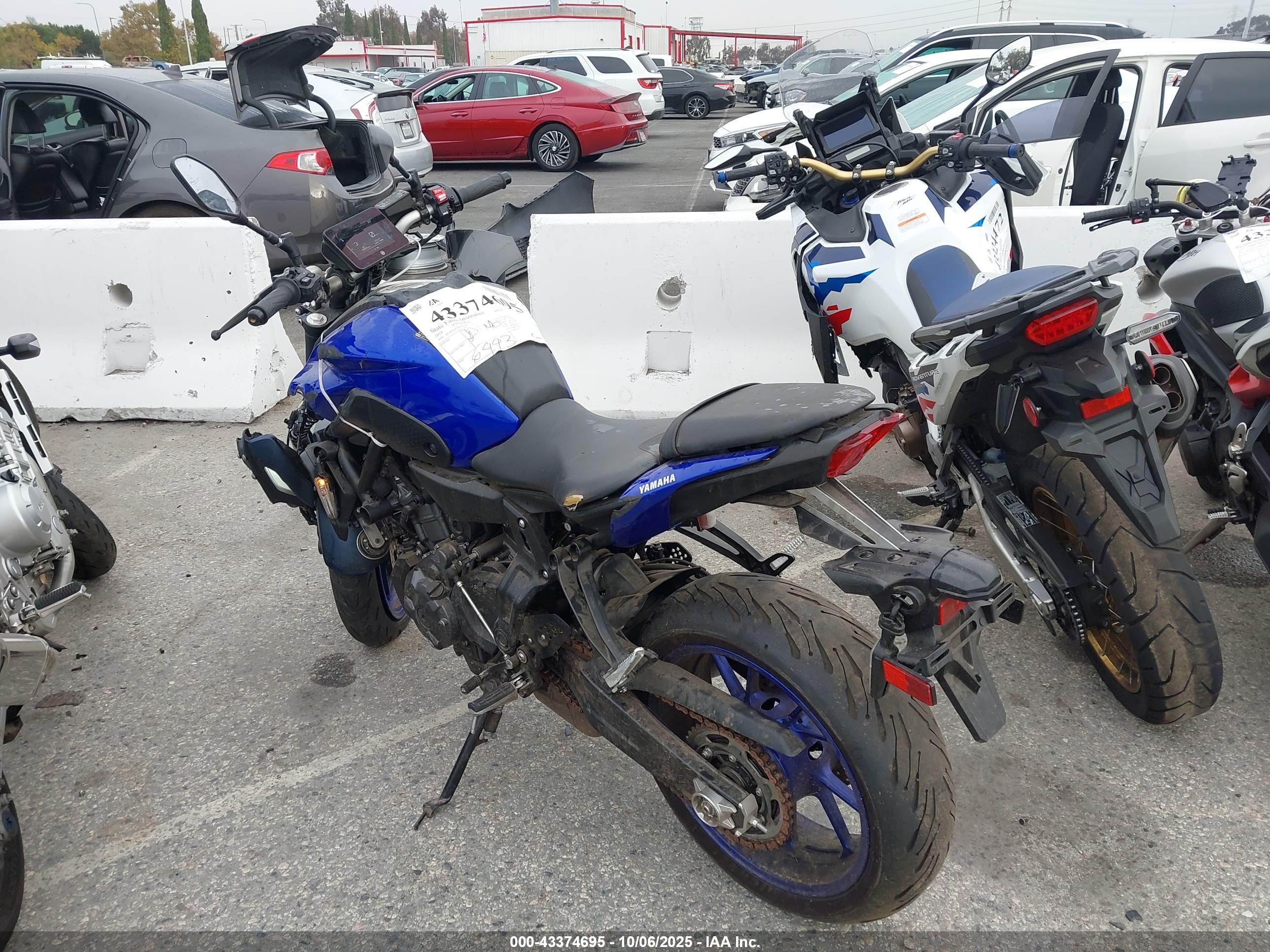 YAMAHA MT07 image 3