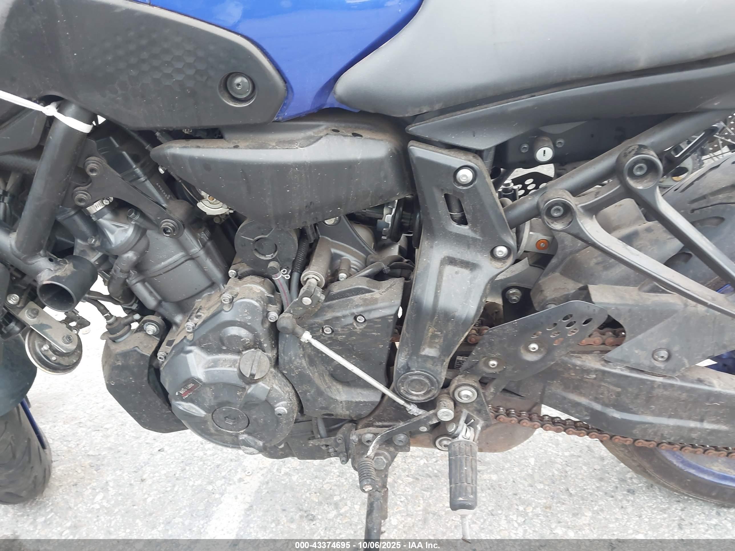 YAMAHA MT07 image 9