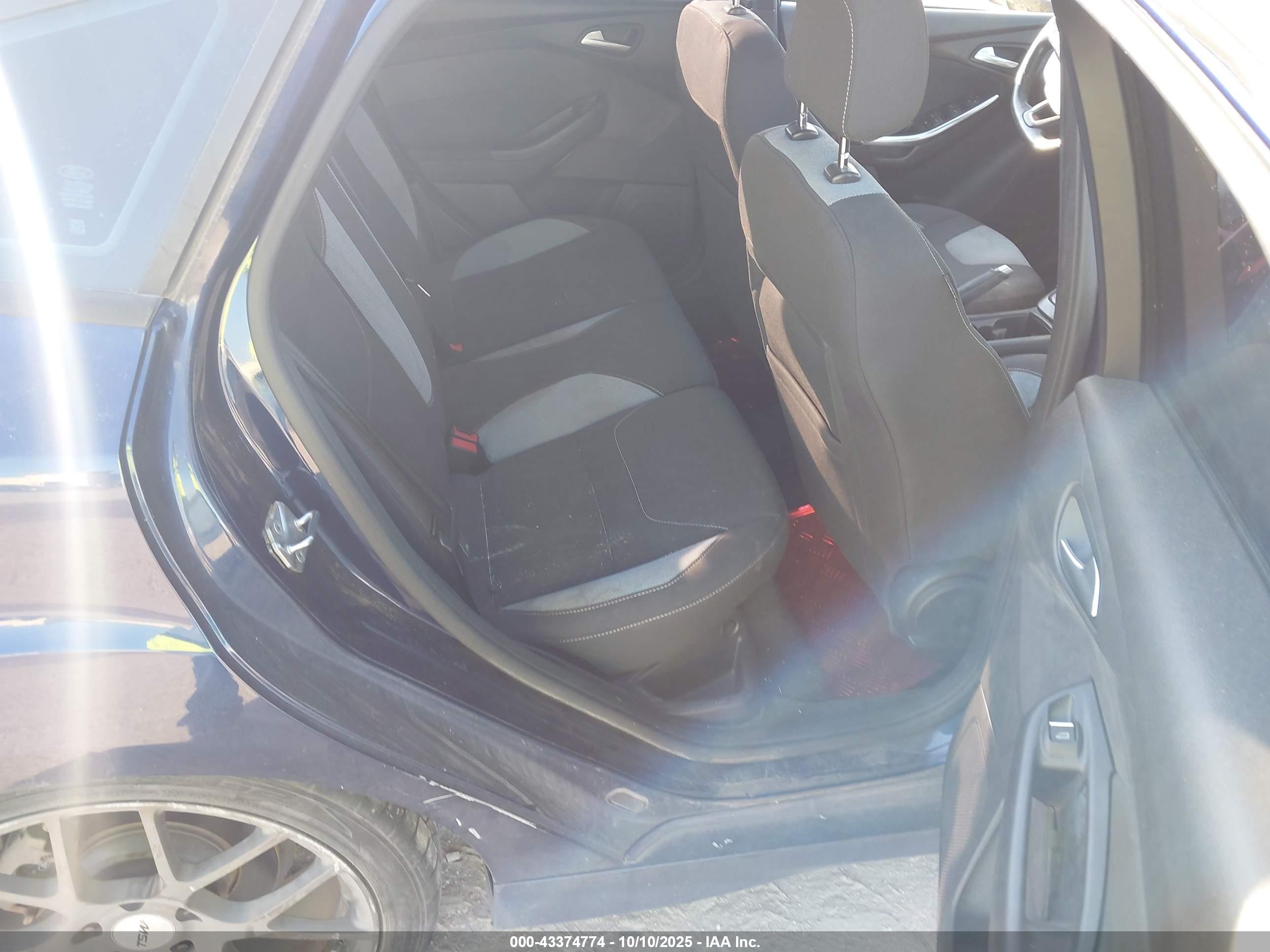 FORD FOCUS image 8