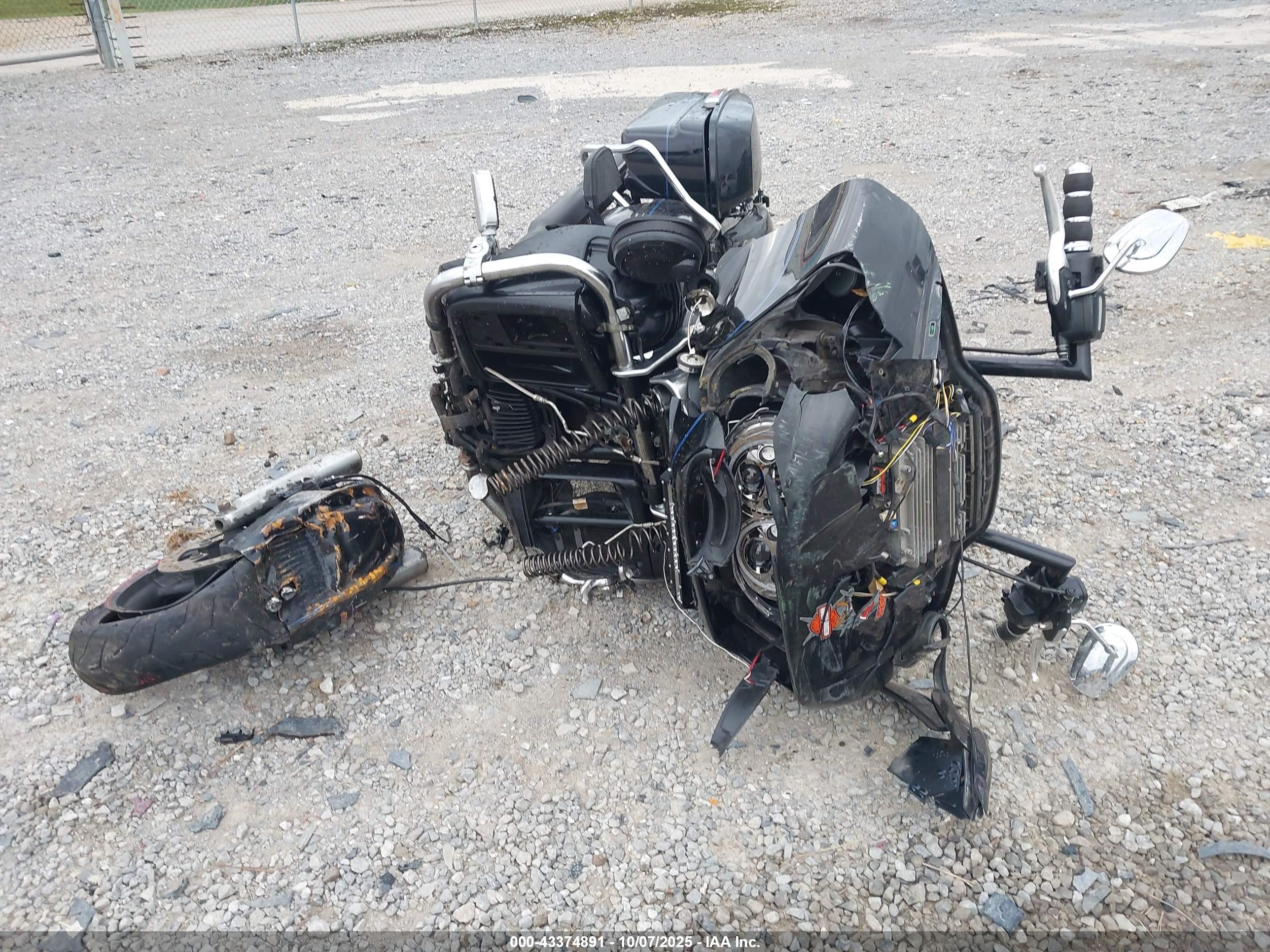 HARLEY-DAVIDSON FLTRU image 5