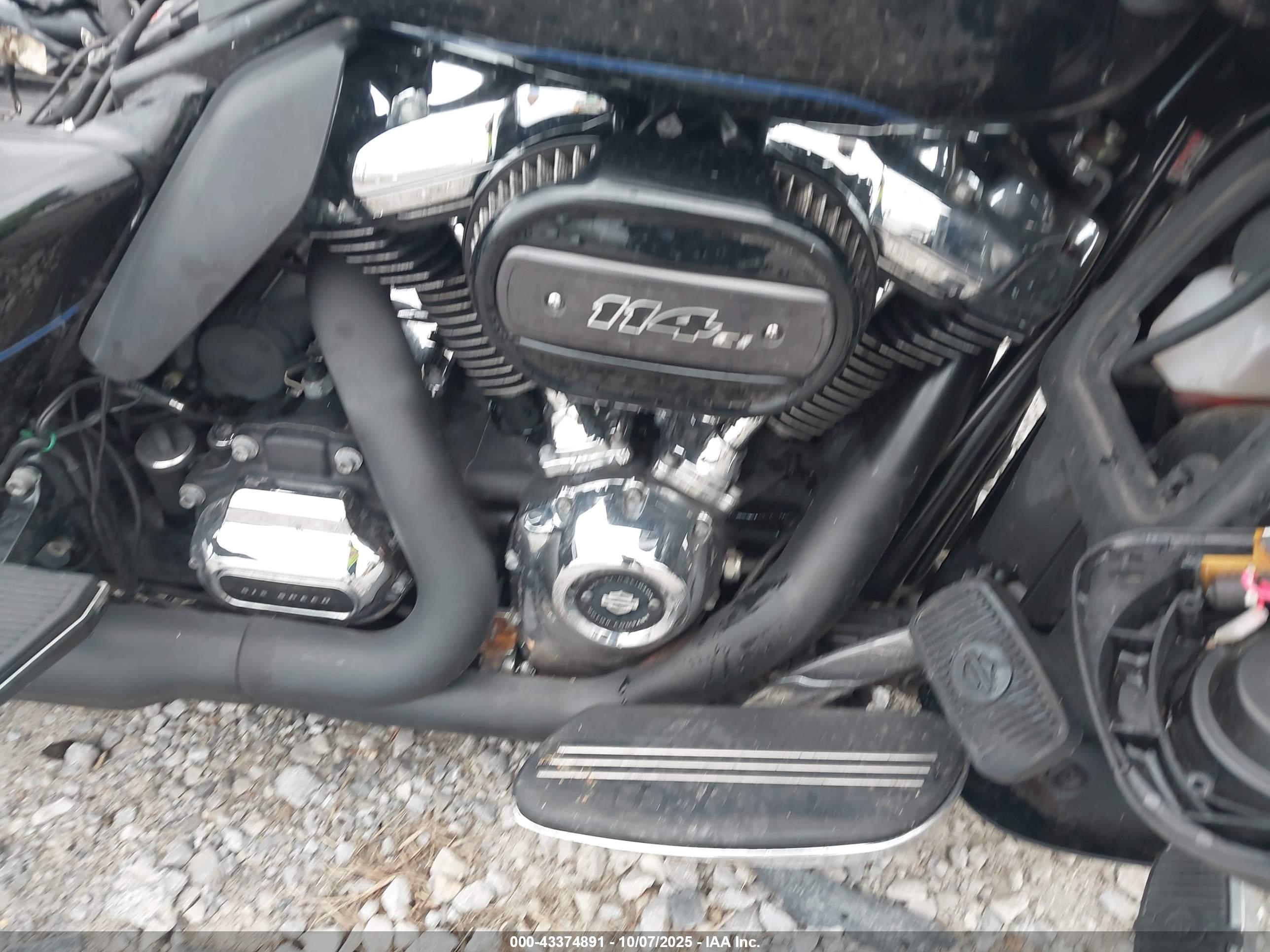 HARLEY-DAVIDSON FLTRU image 8