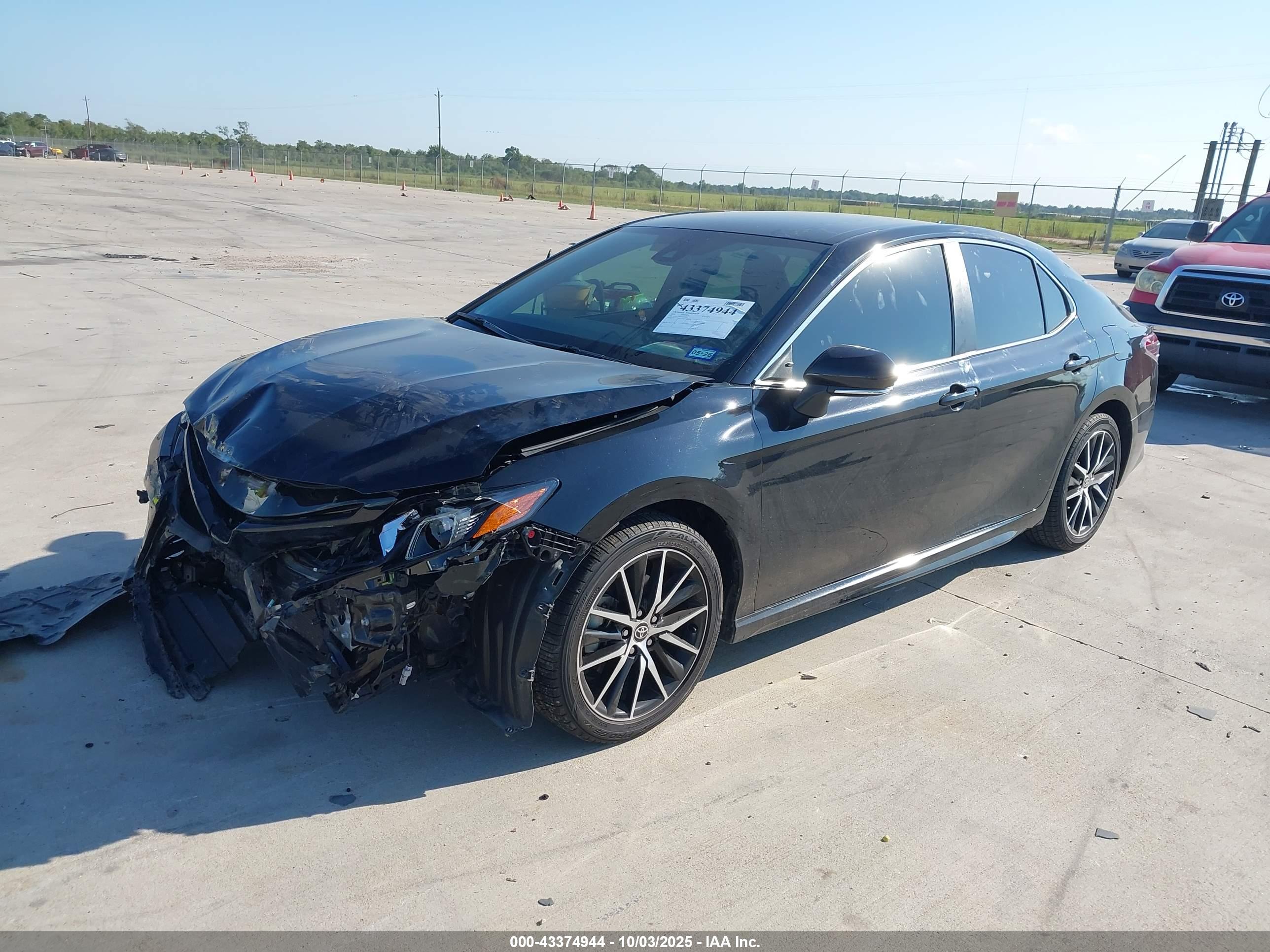 TOYOTA CAMRY image 2