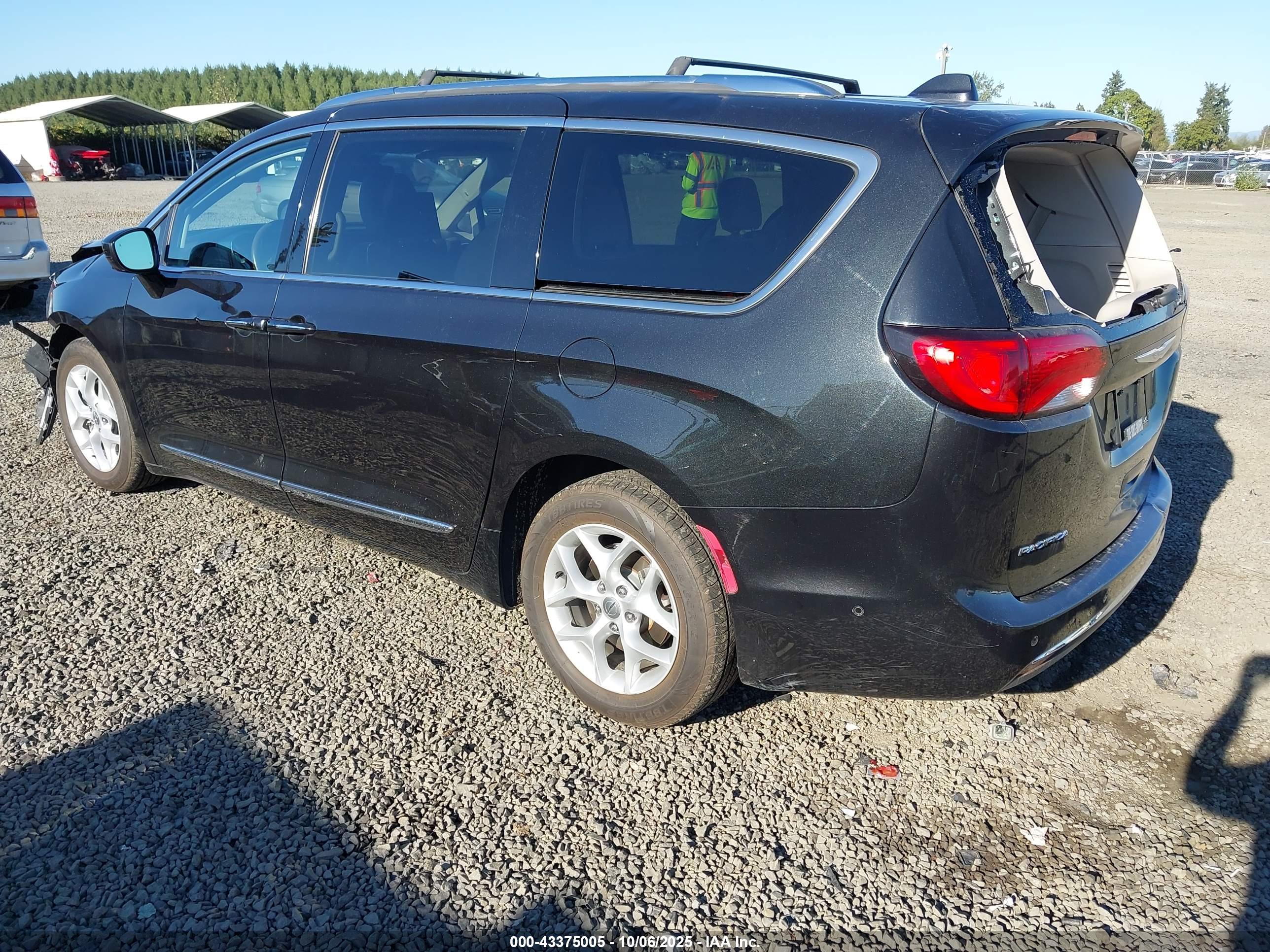 CHRYSLER PACIFICA image 3