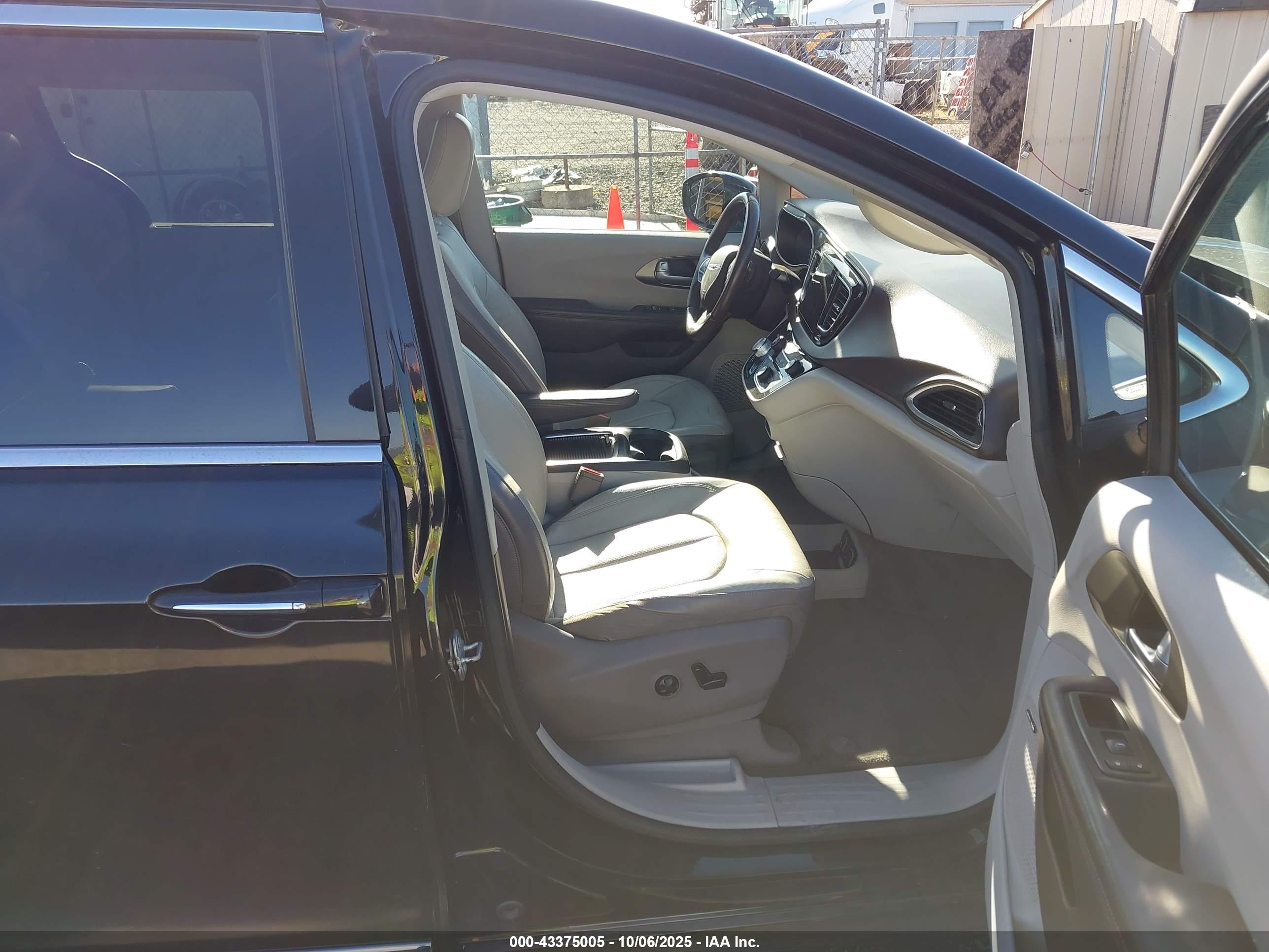 CHRYSLER PACIFICA image 5