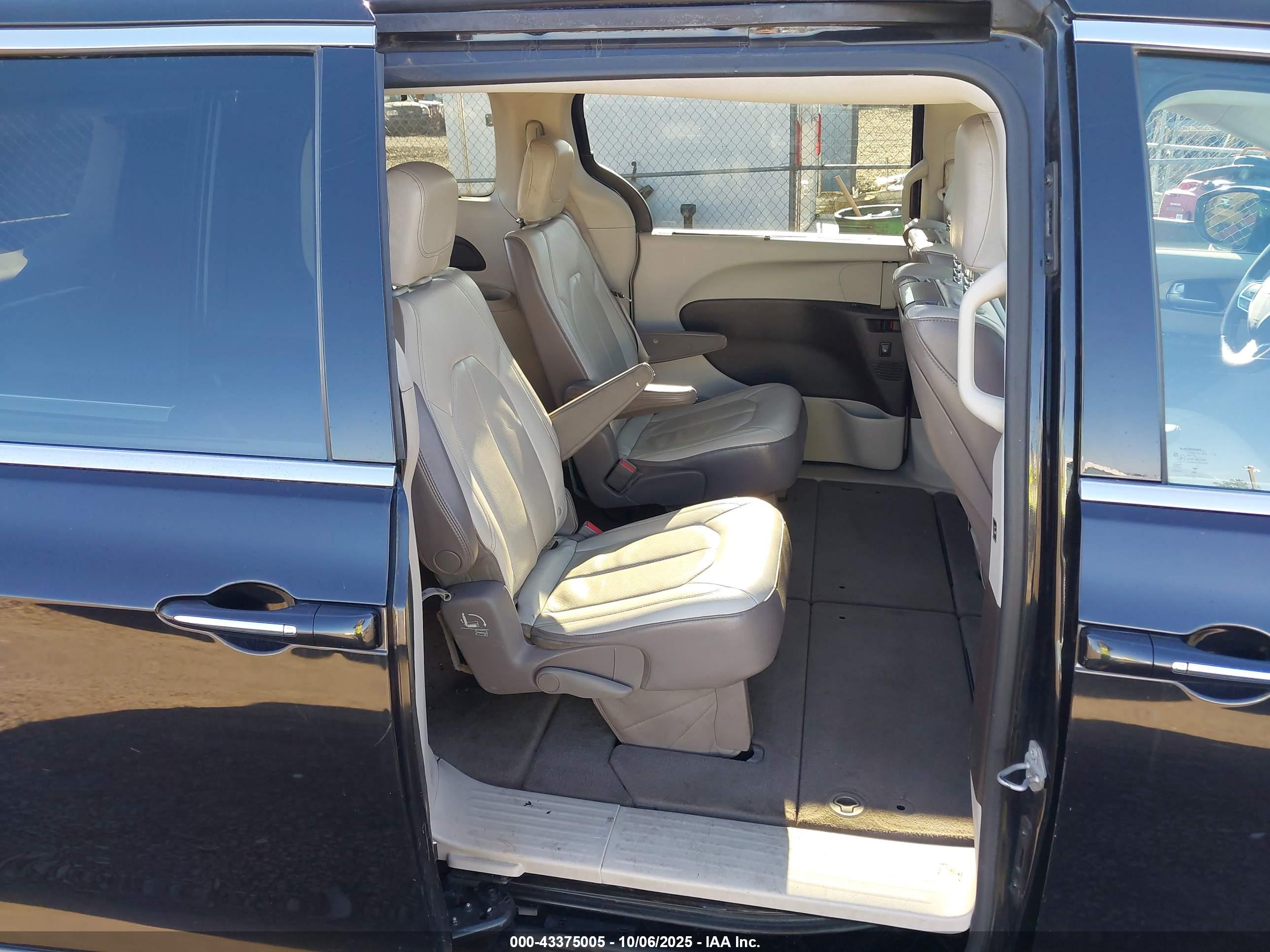 CHRYSLER PACIFICA image 8