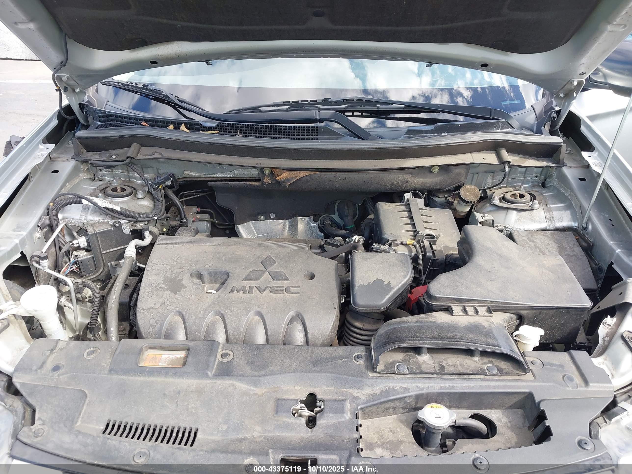 MITSUBISHI OUTLANDER image 10