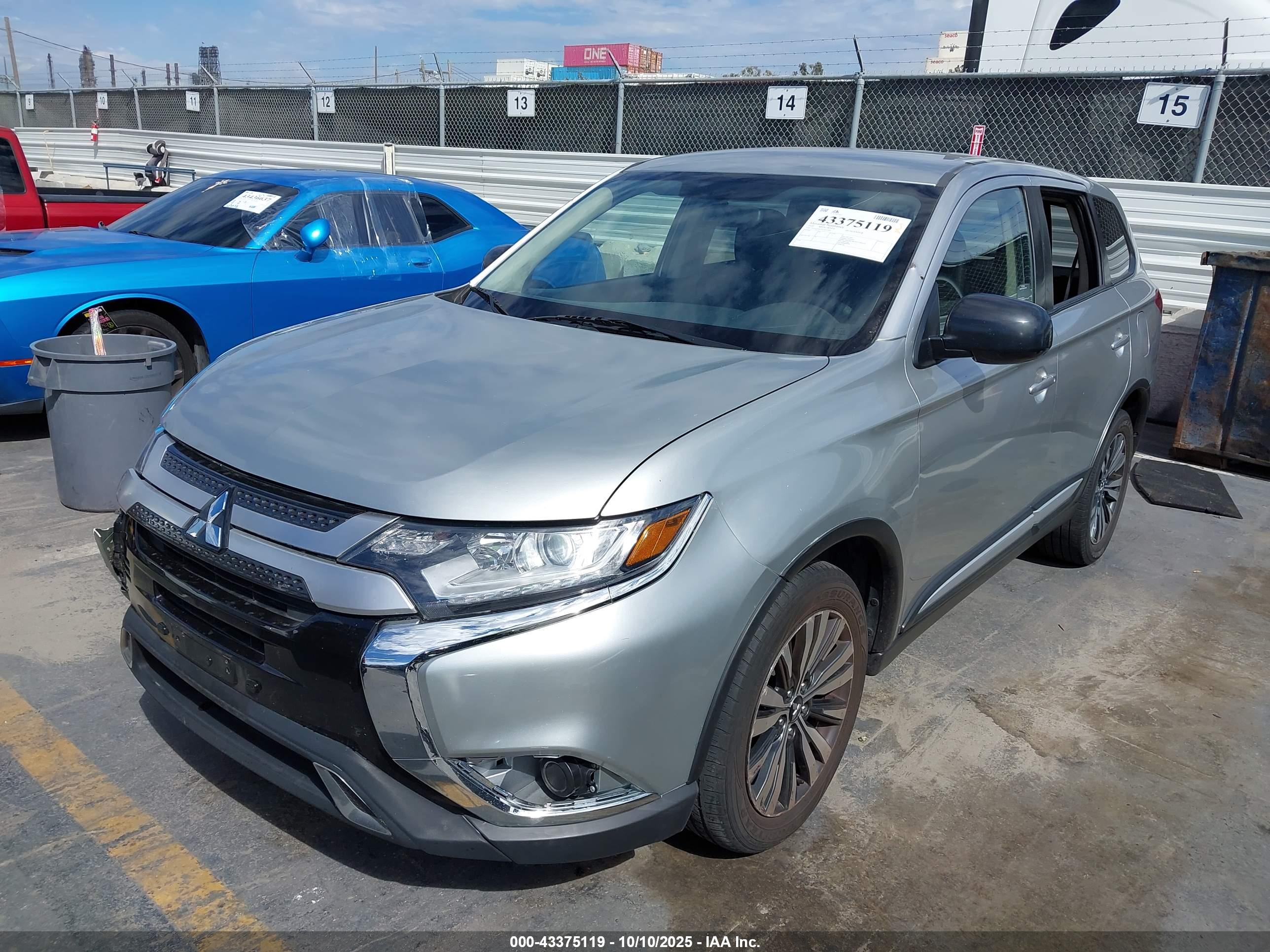 MITSUBISHI OUTLANDER image 2