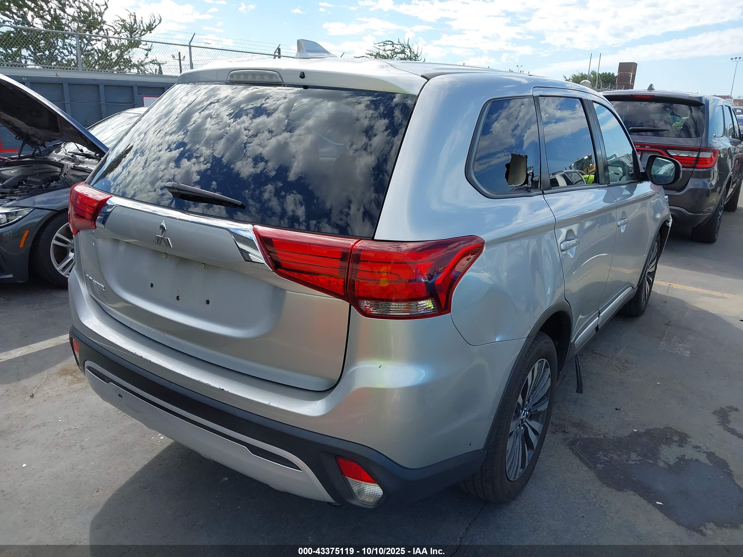 MITSUBISHI OUTLANDER image 4