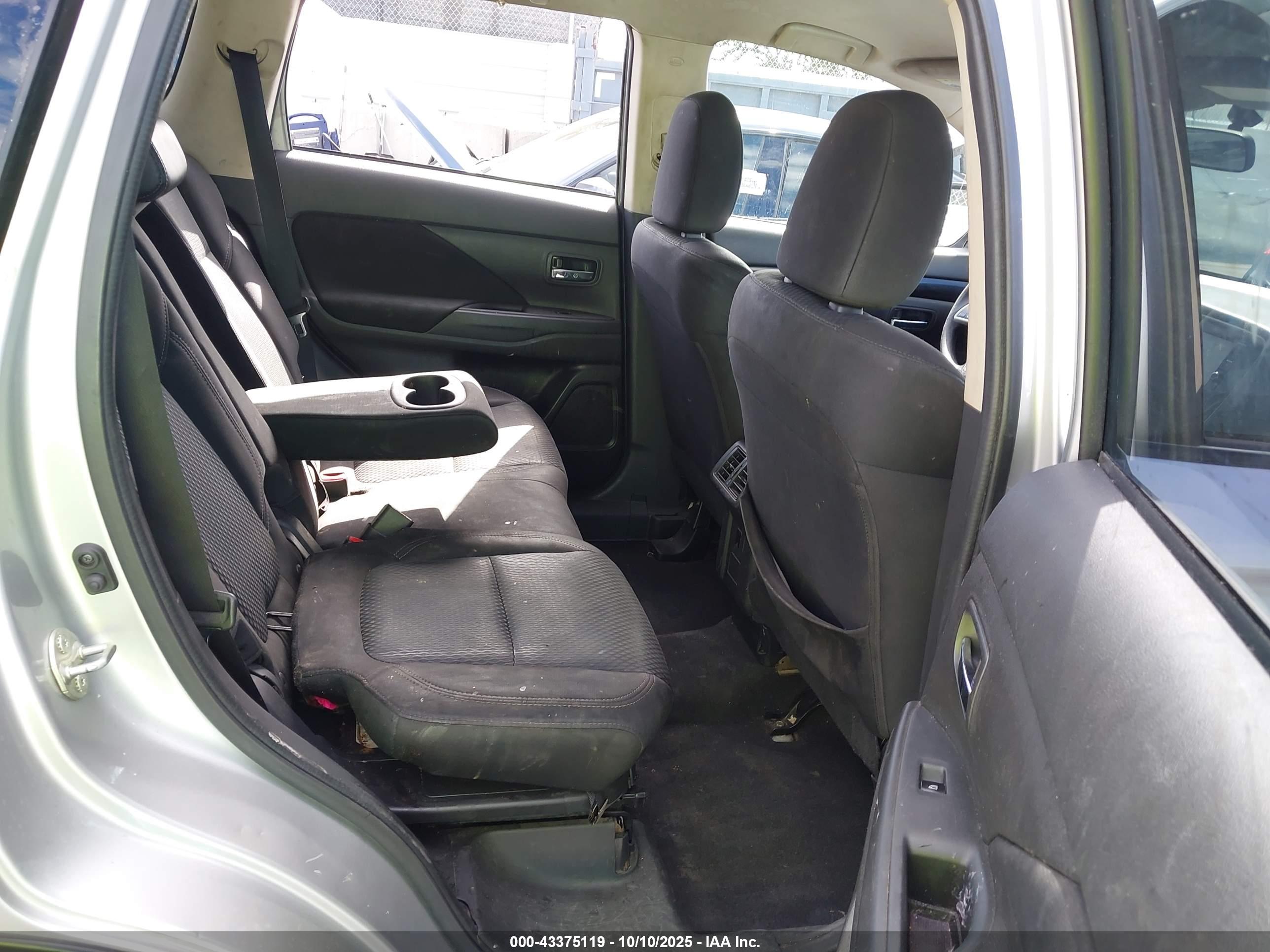 MITSUBISHI OUTLANDER image 8