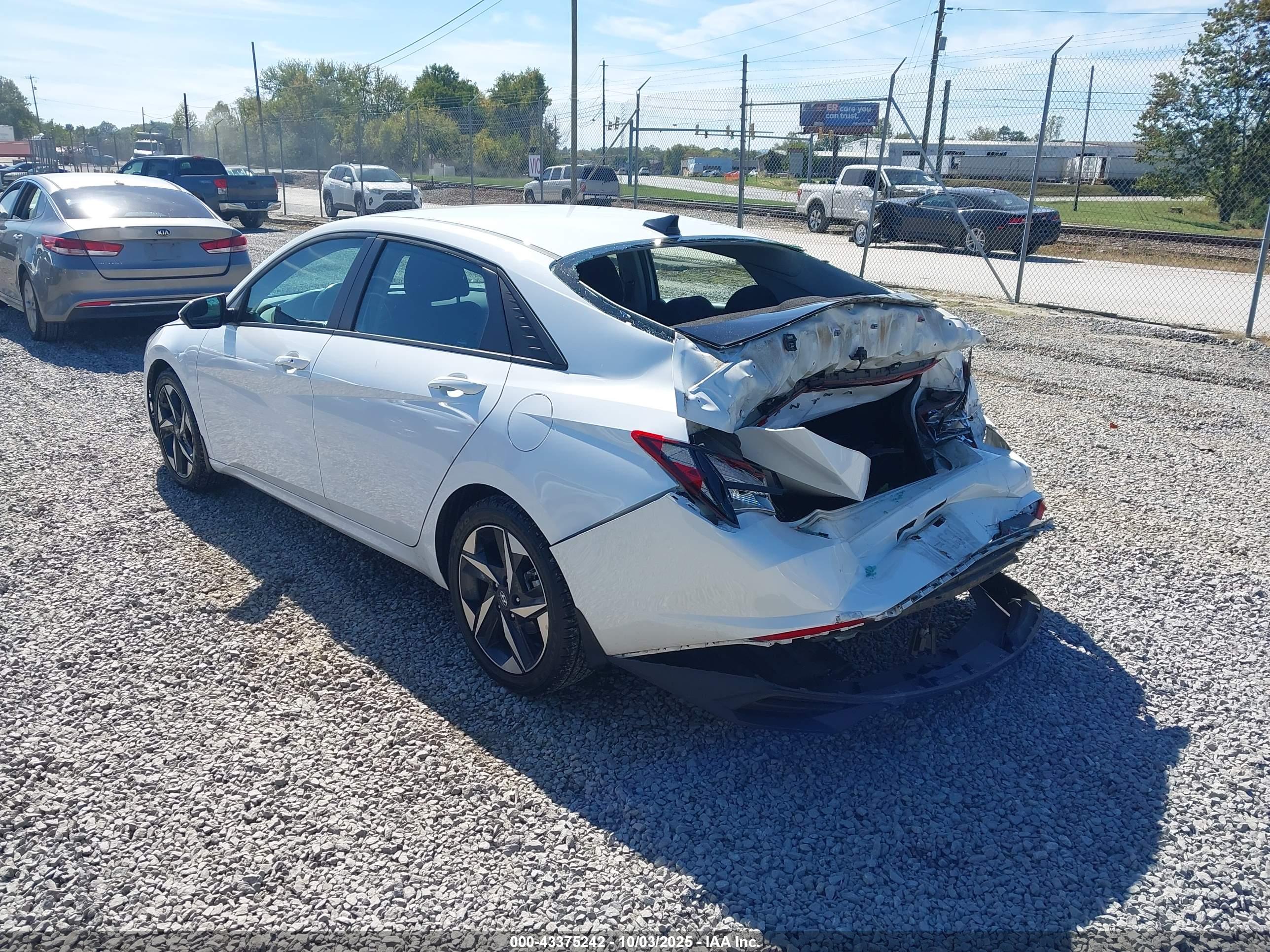HYUNDAI ELANTRA image 3