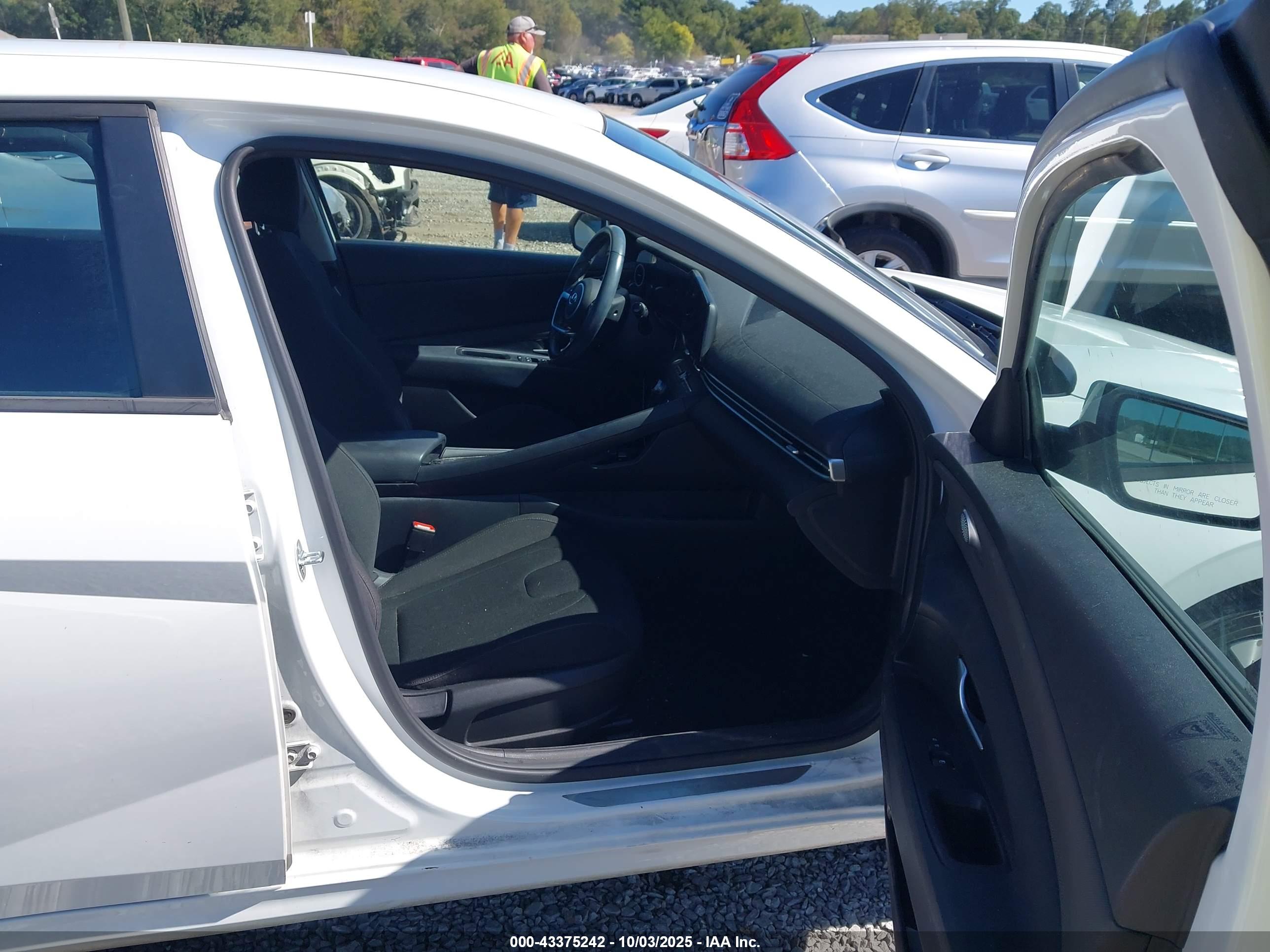 HYUNDAI ELANTRA image 5