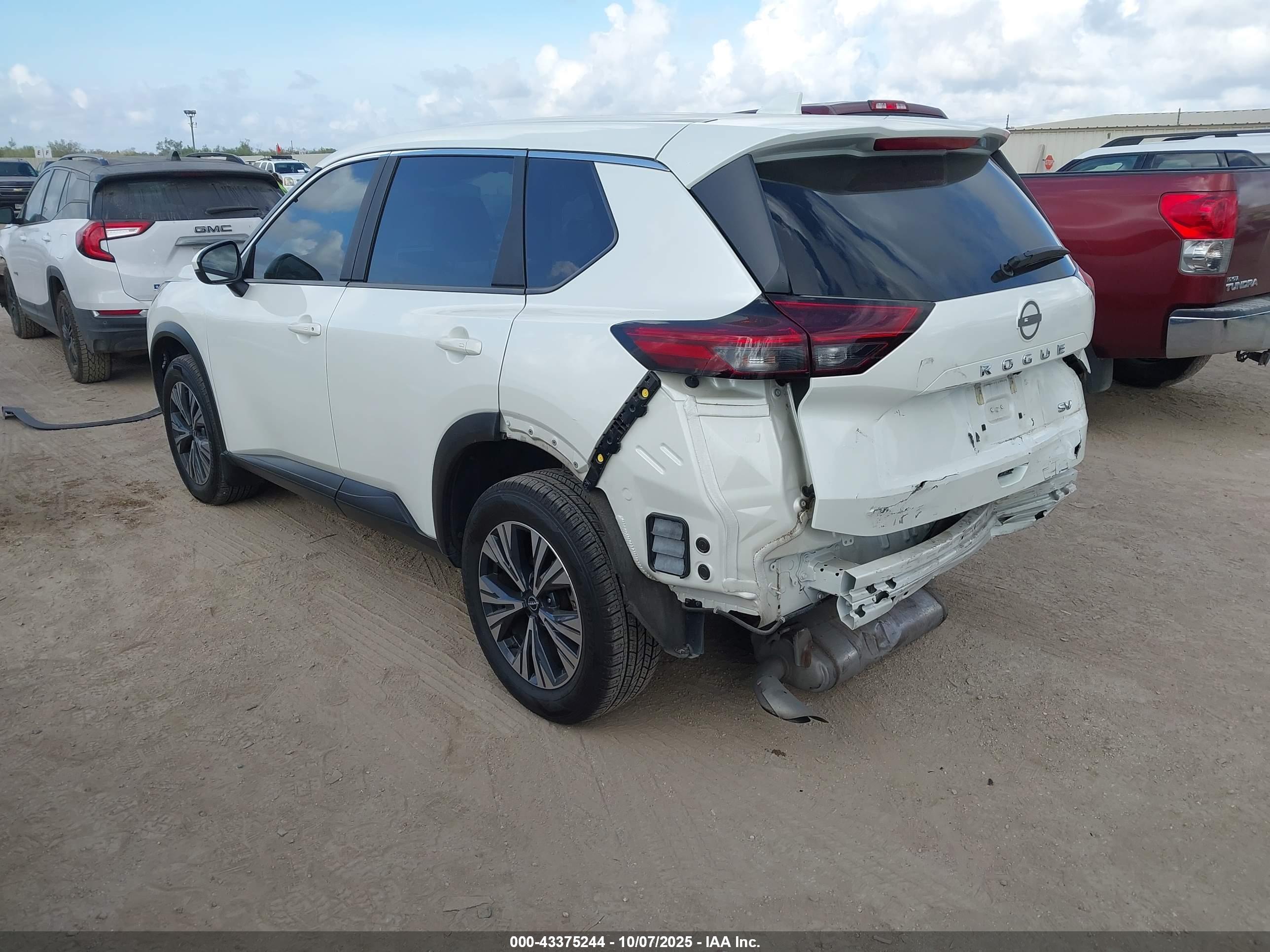 NISSAN ROGUE image 3