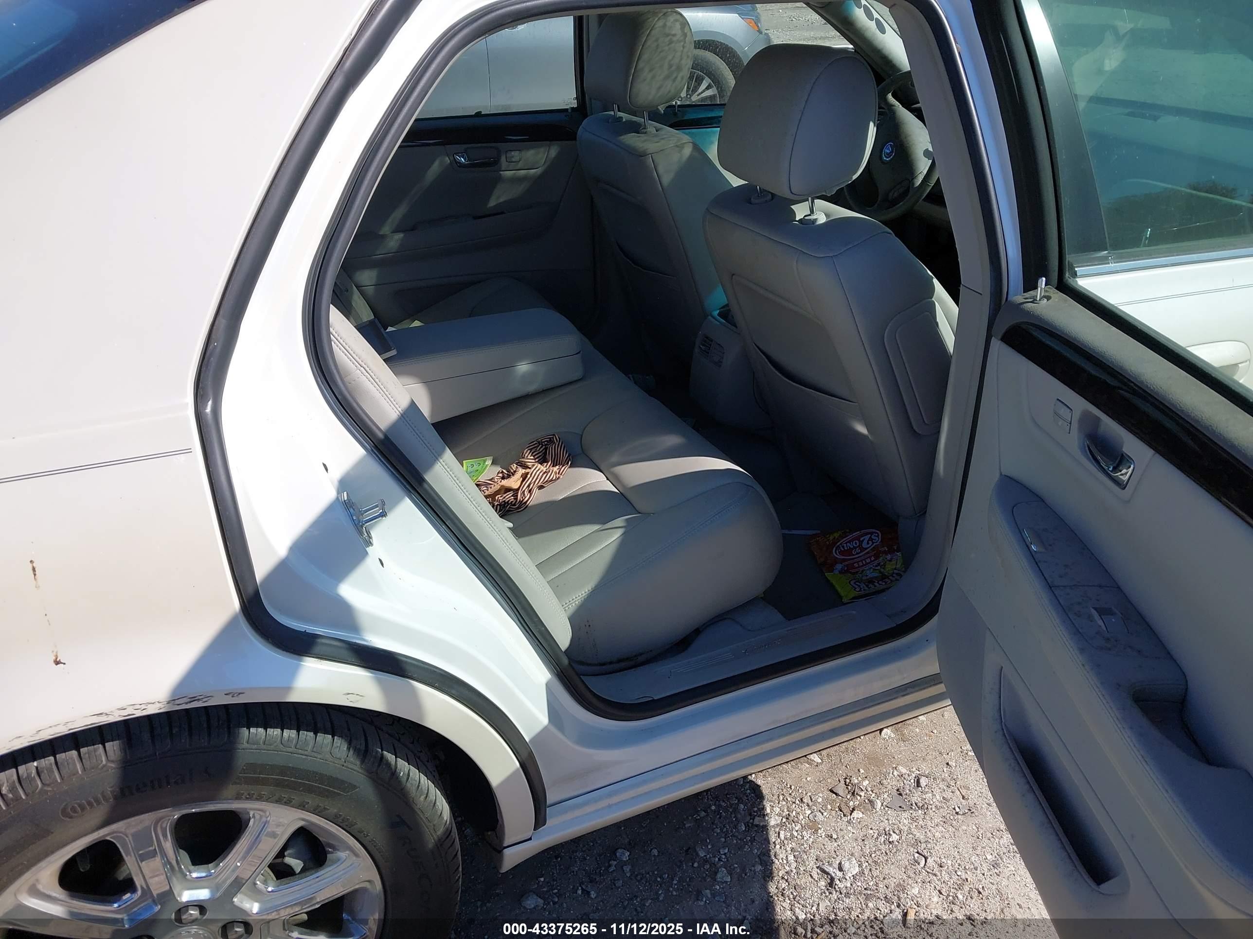 CADILLAC DTS image 8