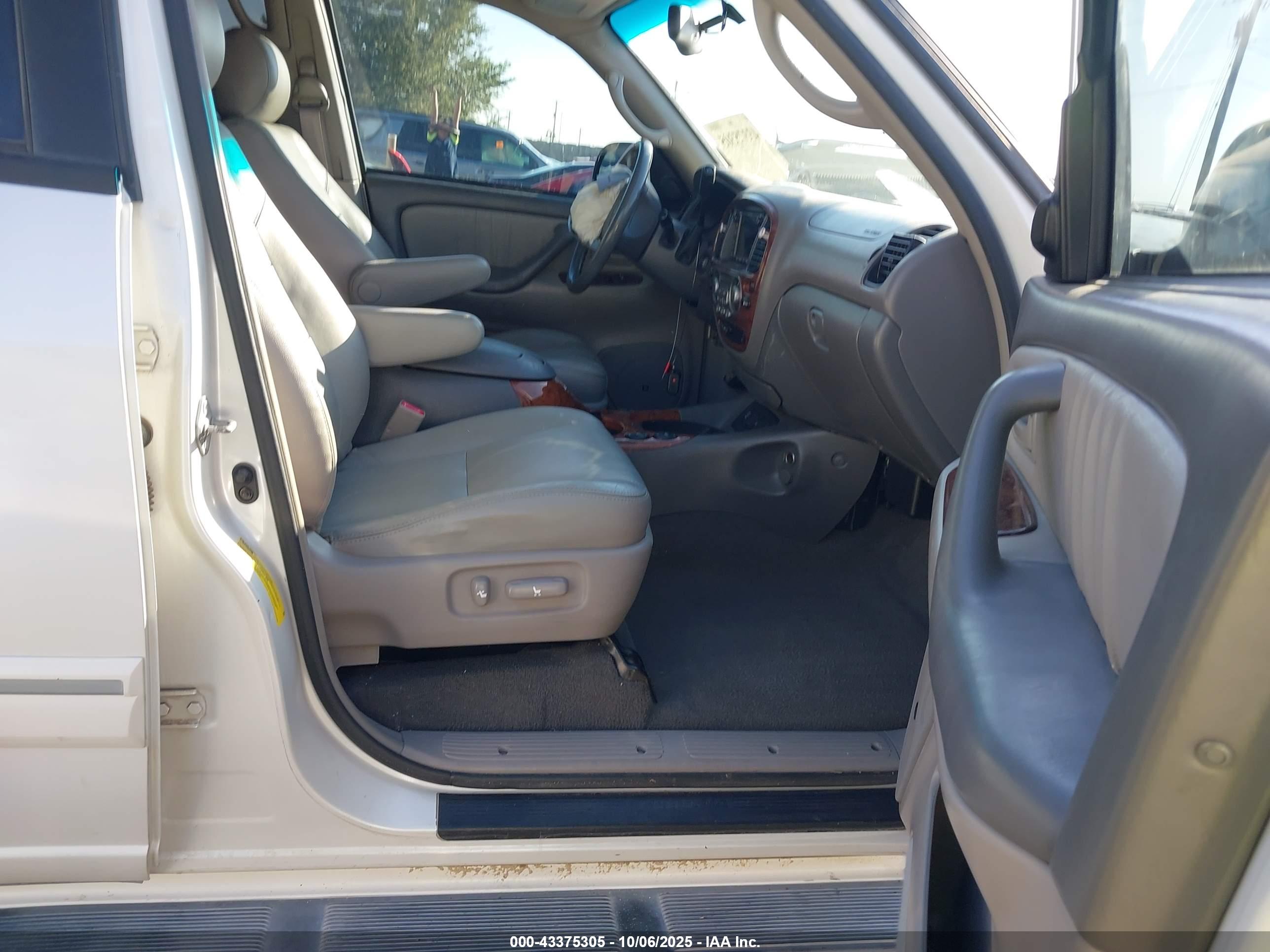 TOYOTA SEQUOIA image 5