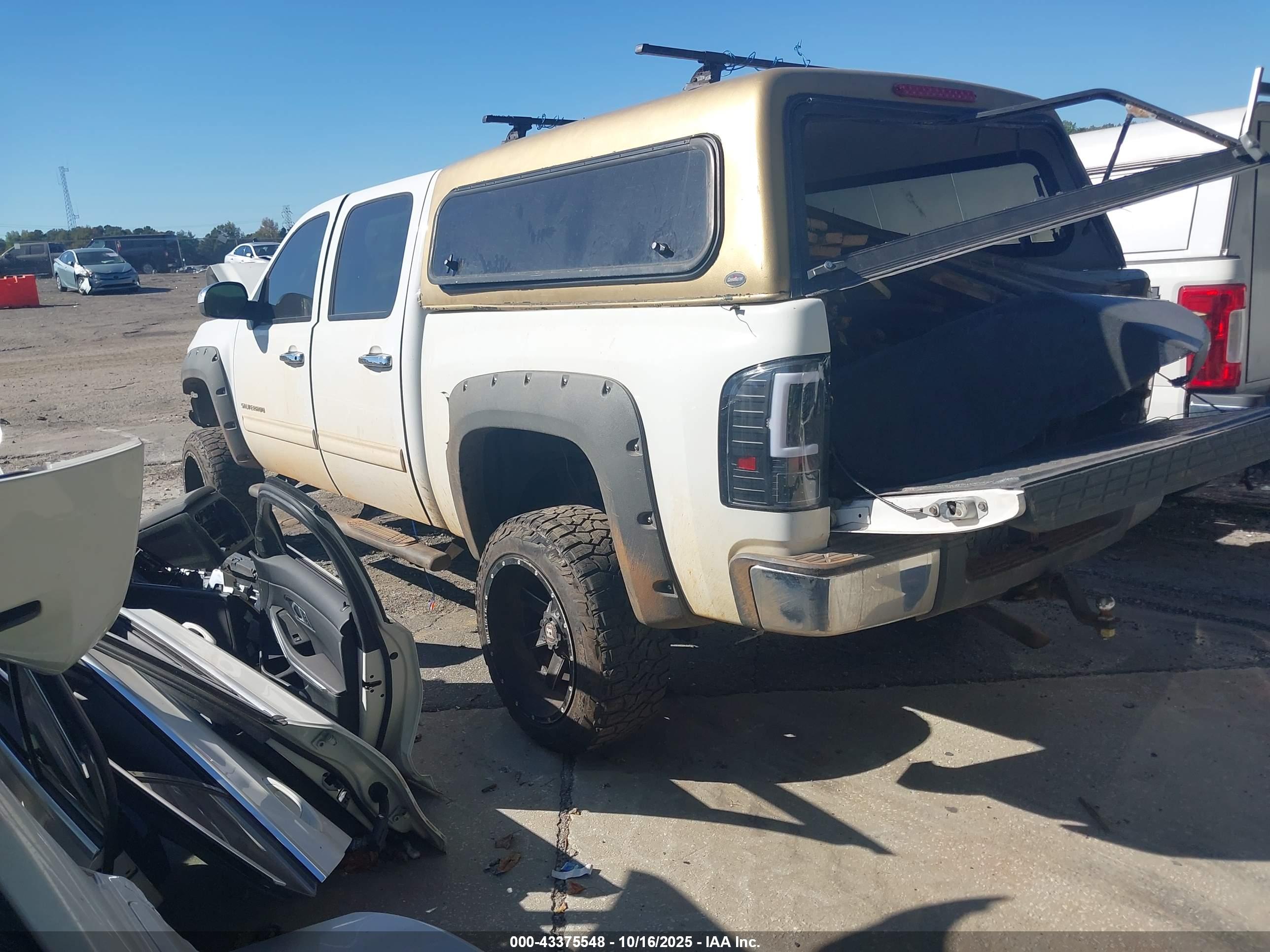 CHEVROLET SILVERADO image 3