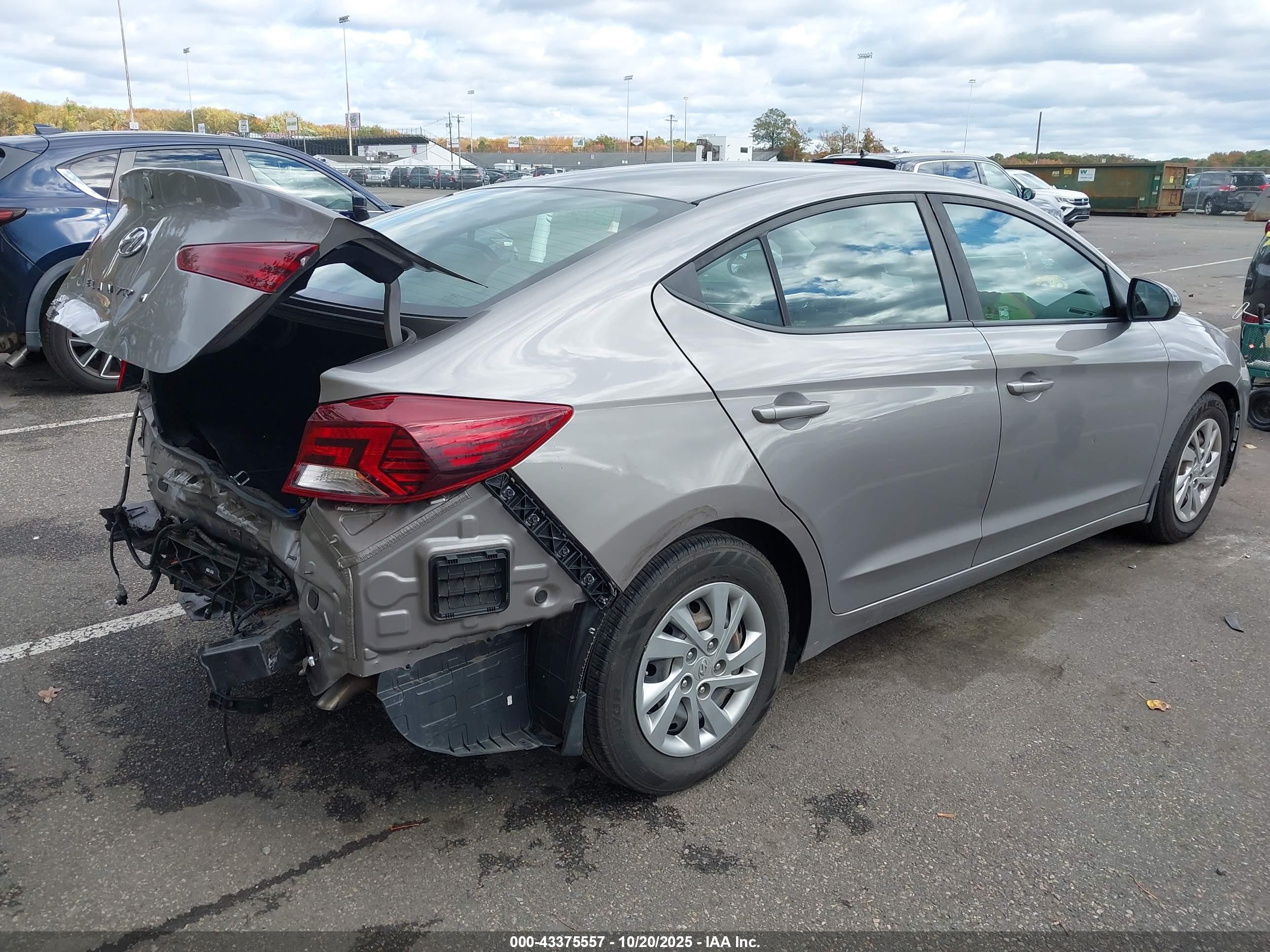 HYUNDAI ELANTRA image 4