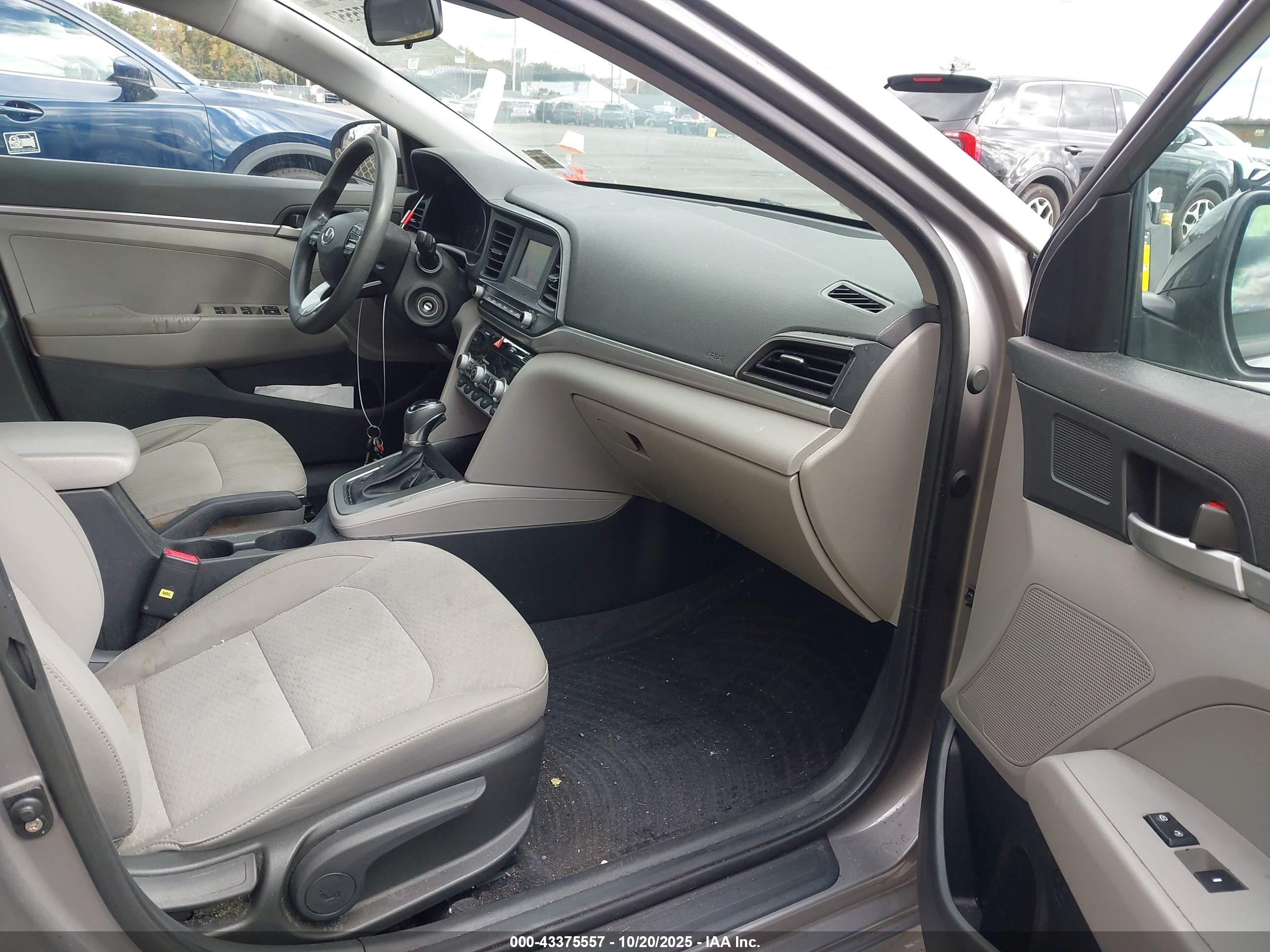 HYUNDAI ELANTRA image 5