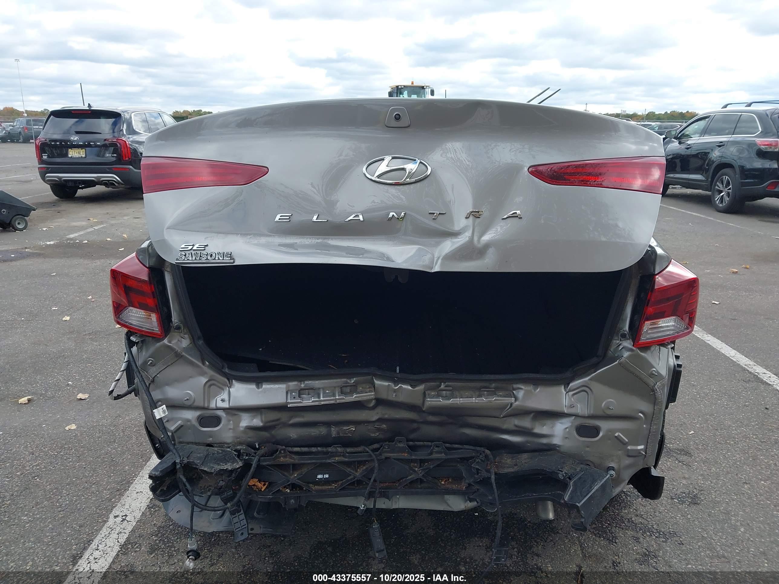 HYUNDAI ELANTRA image 6