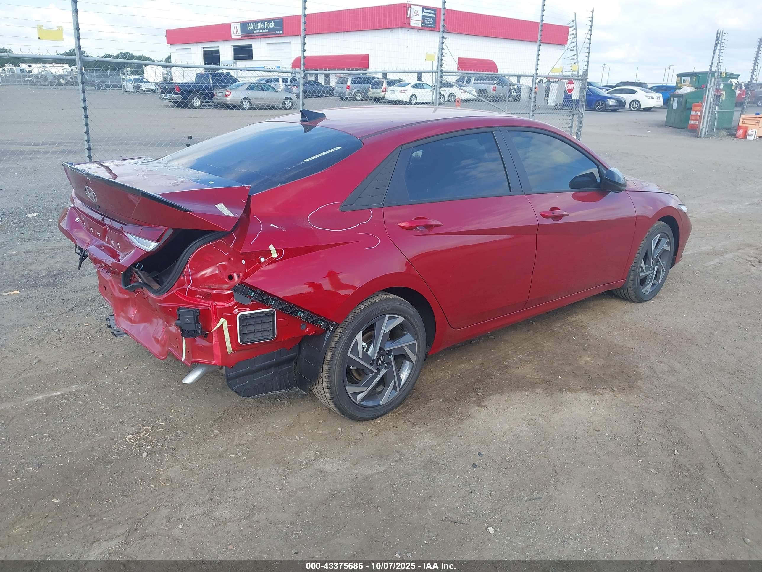 HYUNDAI ELANTRA image 4