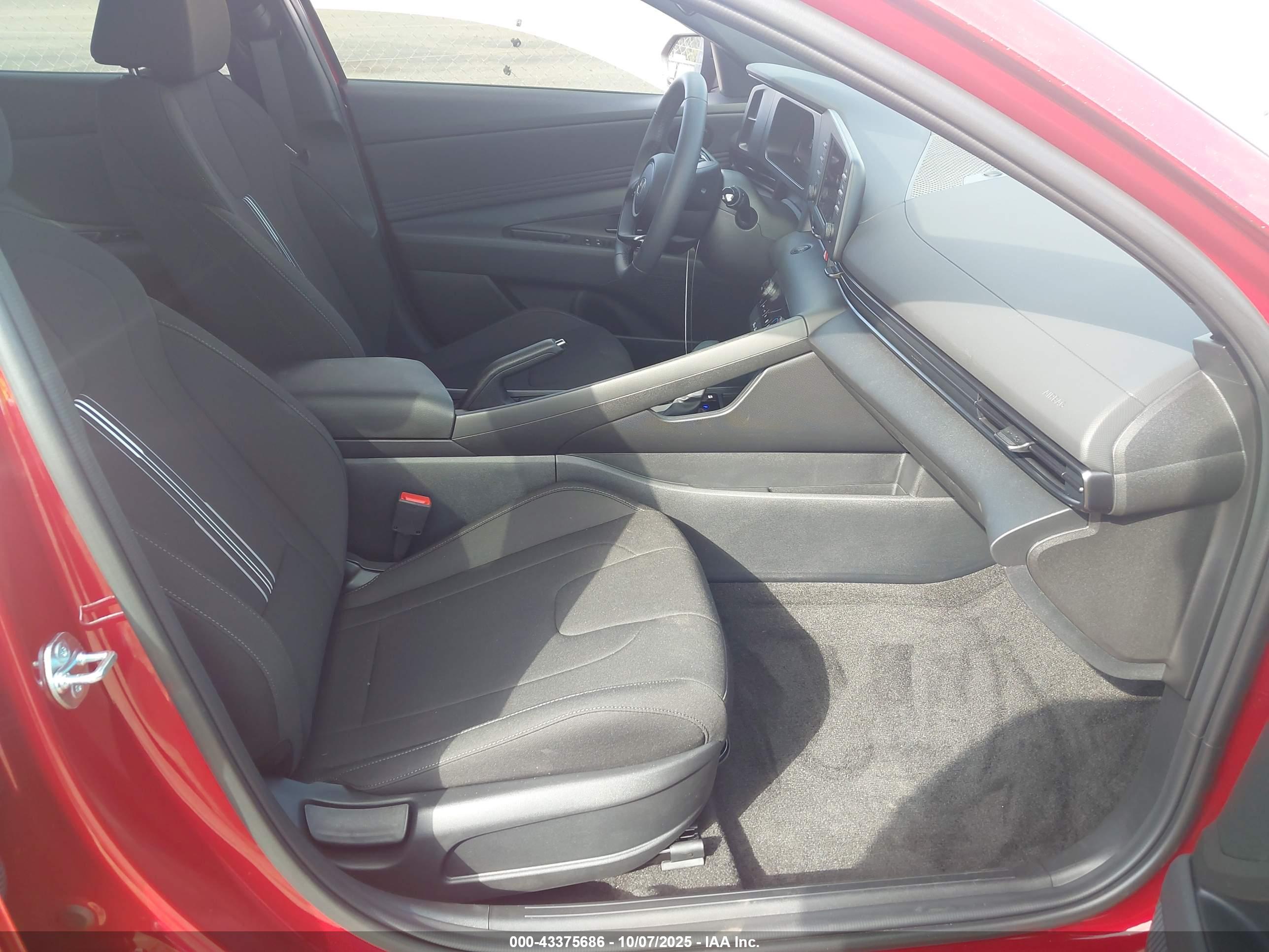 HYUNDAI ELANTRA image 5