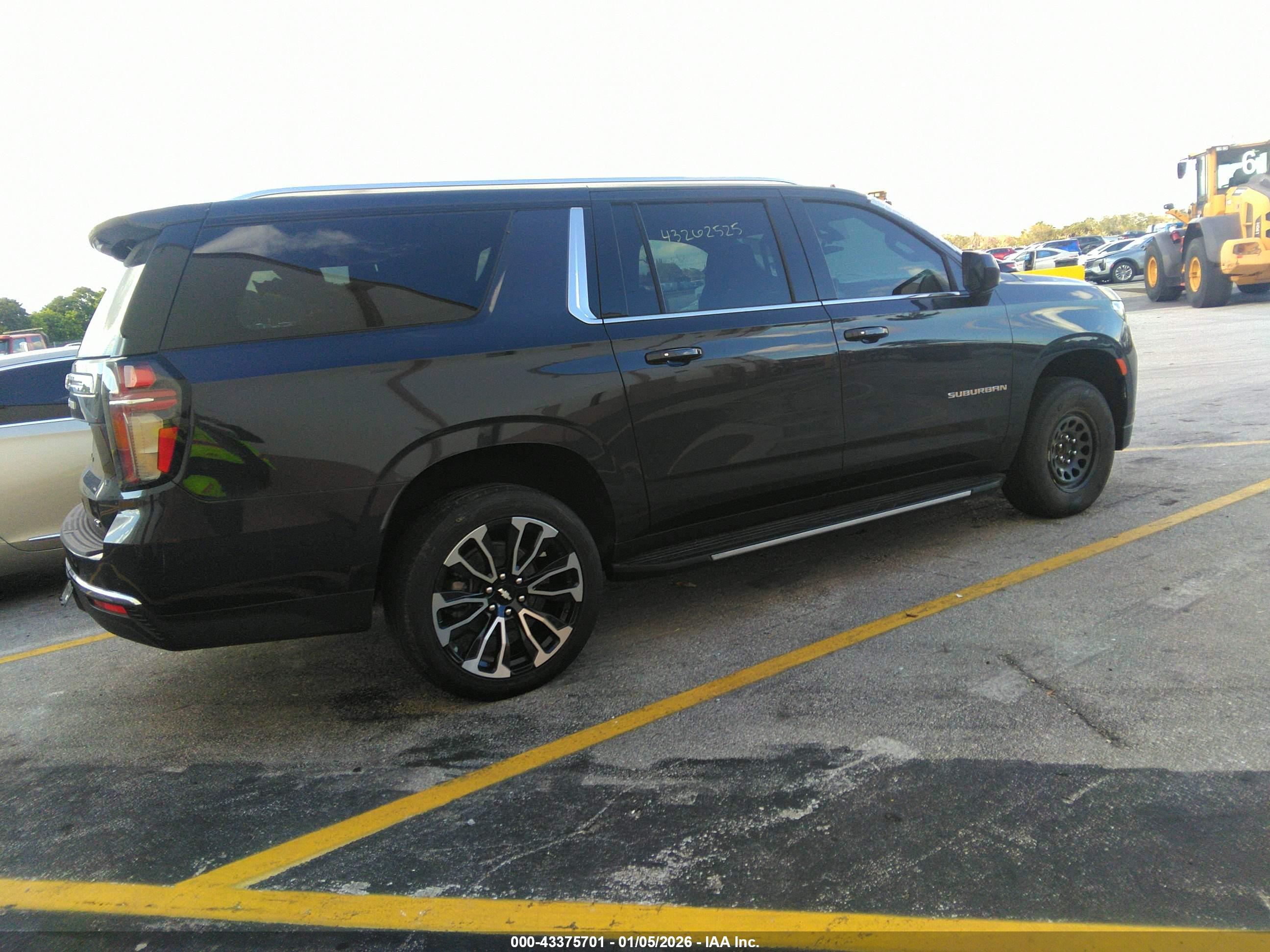 CHEVROLET SUBURBAN image 4