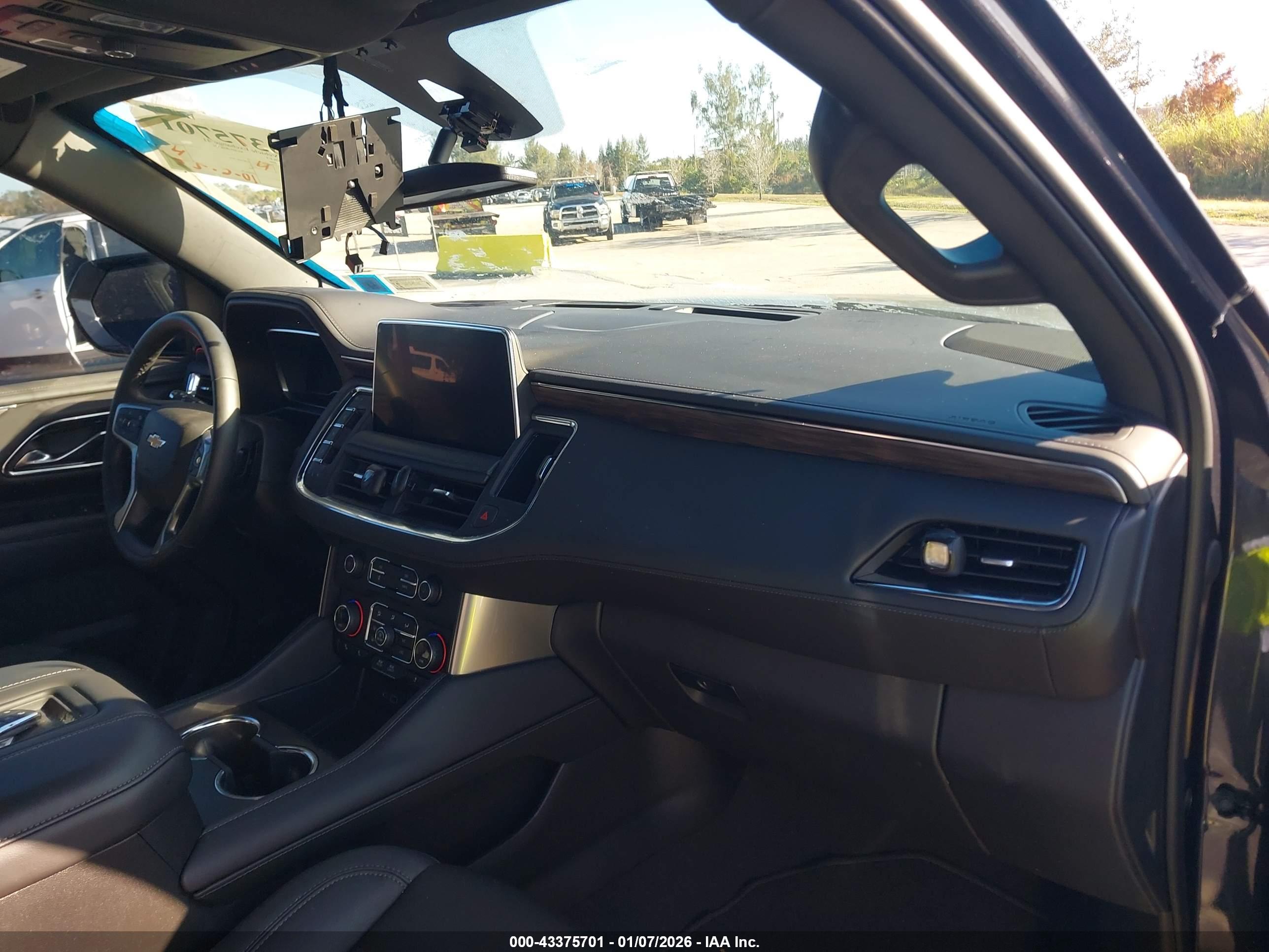 CHEVROLET SUBURBAN image 5