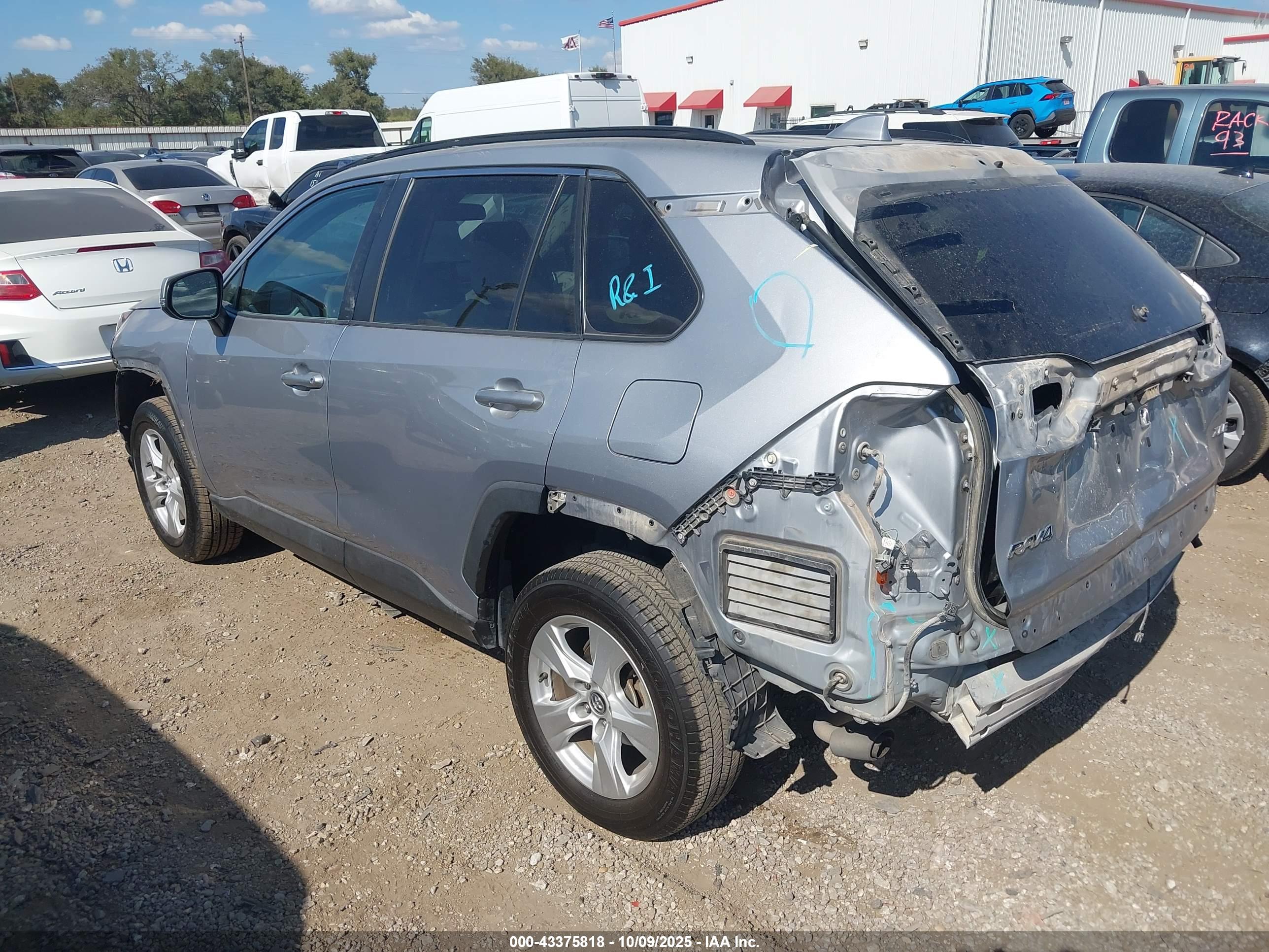 TOYOTA RAV4 image 3