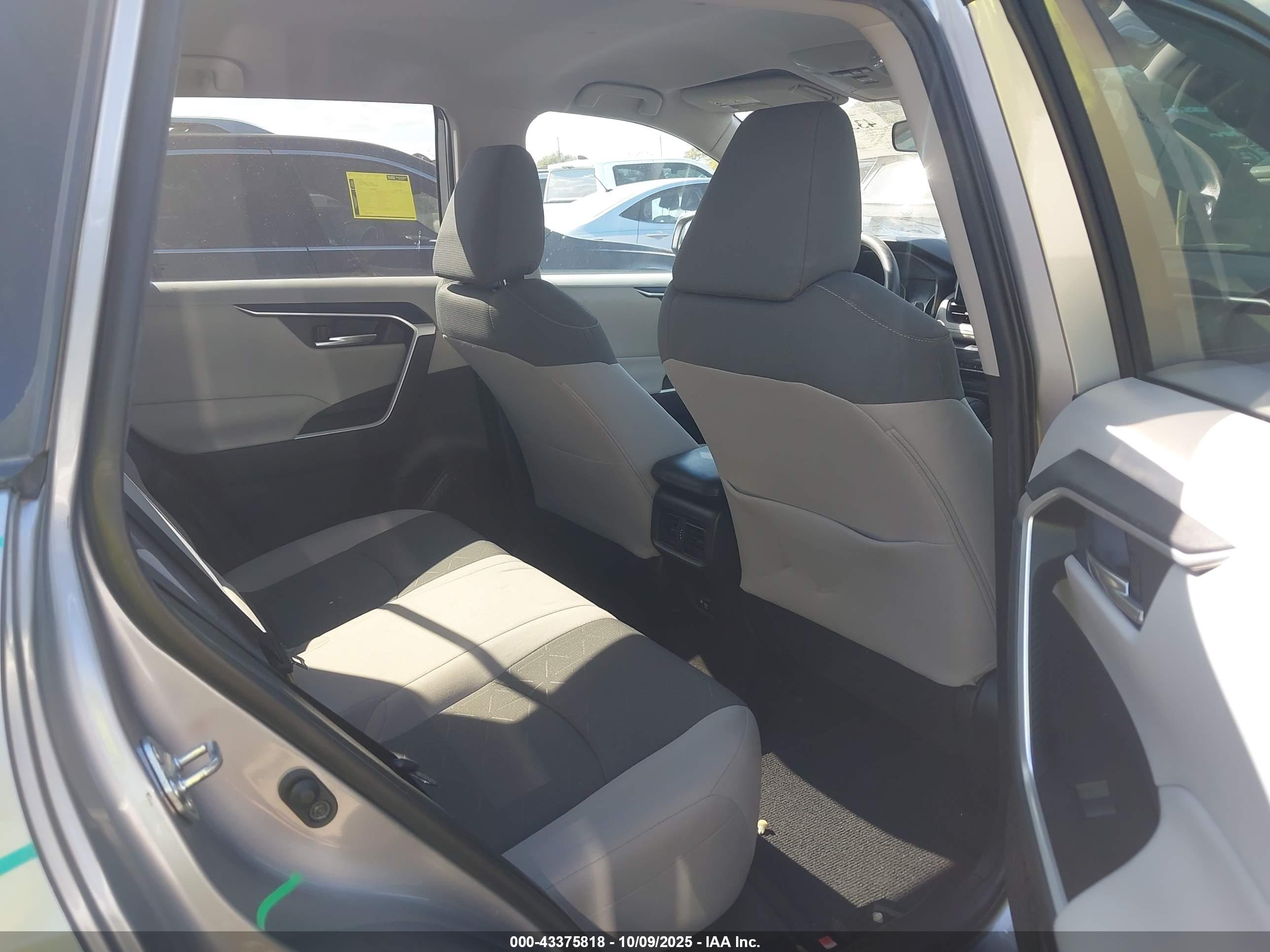 TOYOTA RAV4 image 8