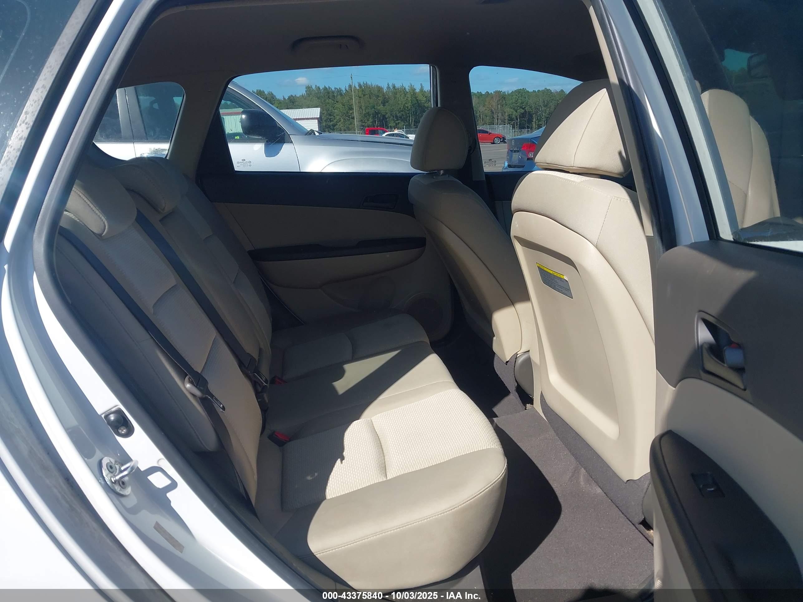 HYUNDAI ELANTRA image 8