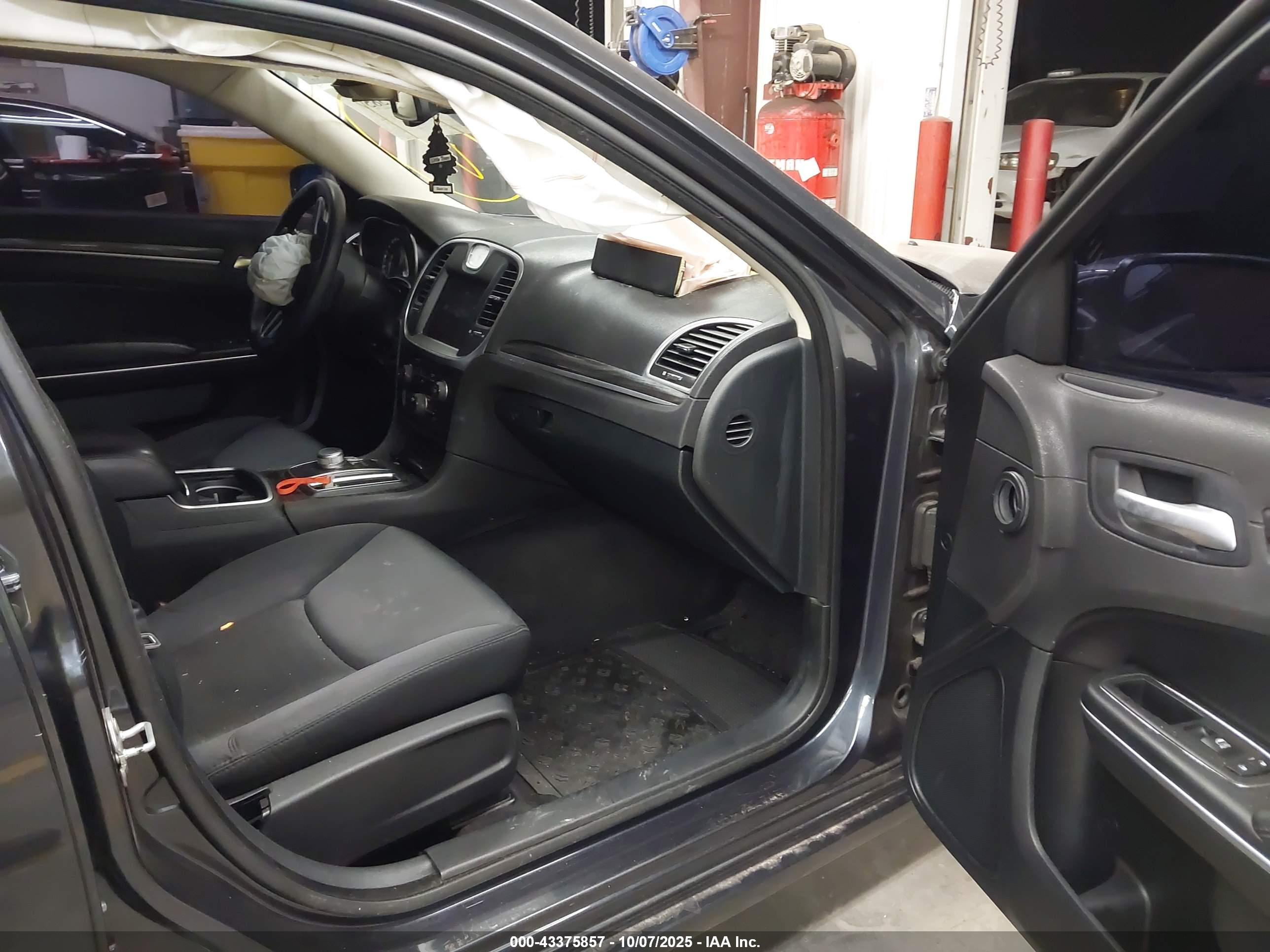 CHRYSLER 300 image 5