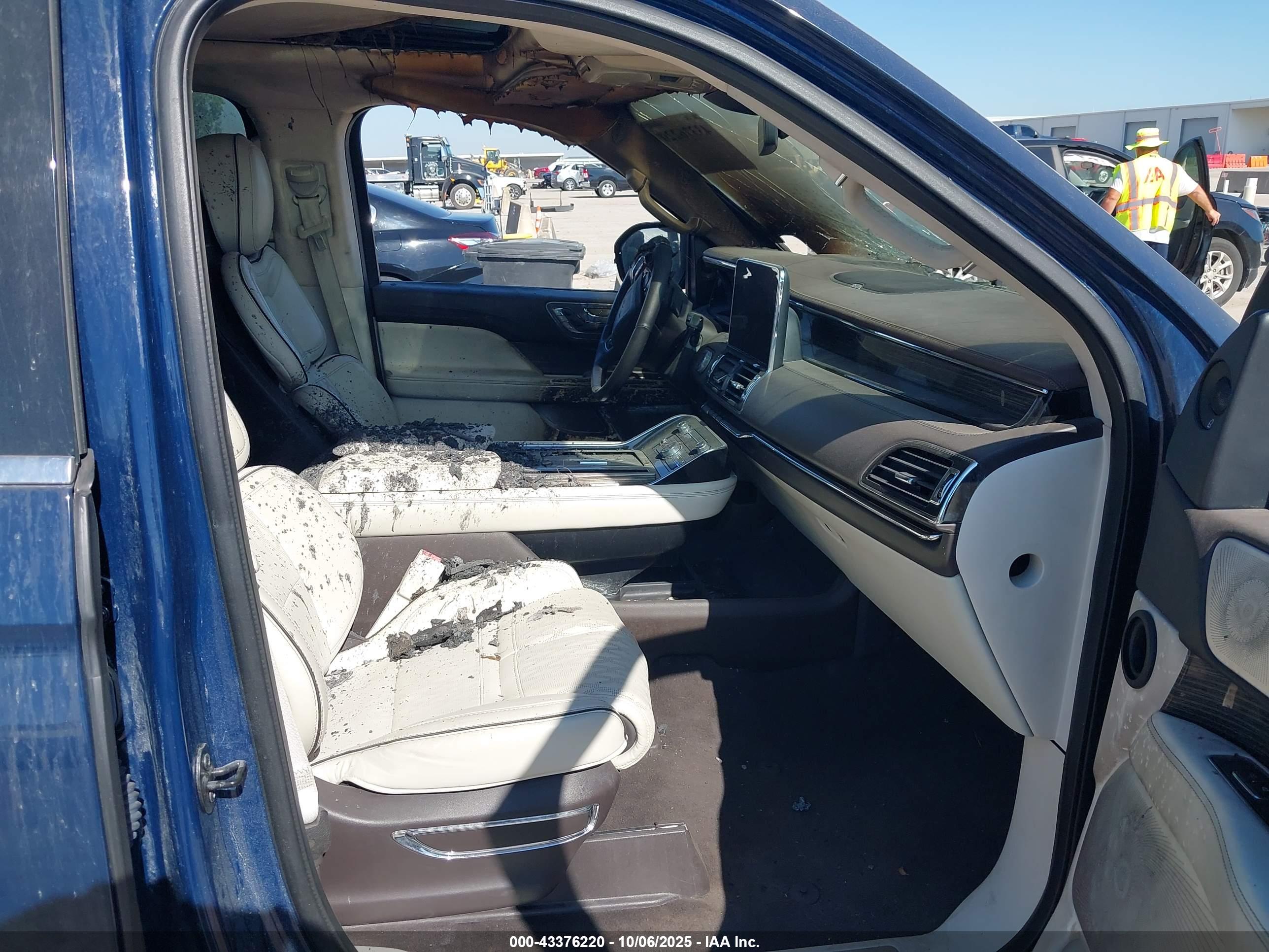 LINCOLN NAVIGATOR image 5