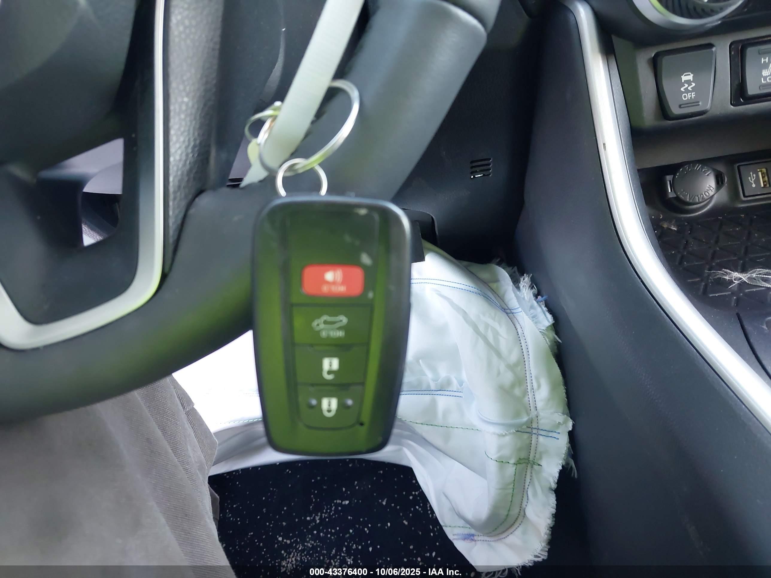 TOYOTA RAV4 image 11