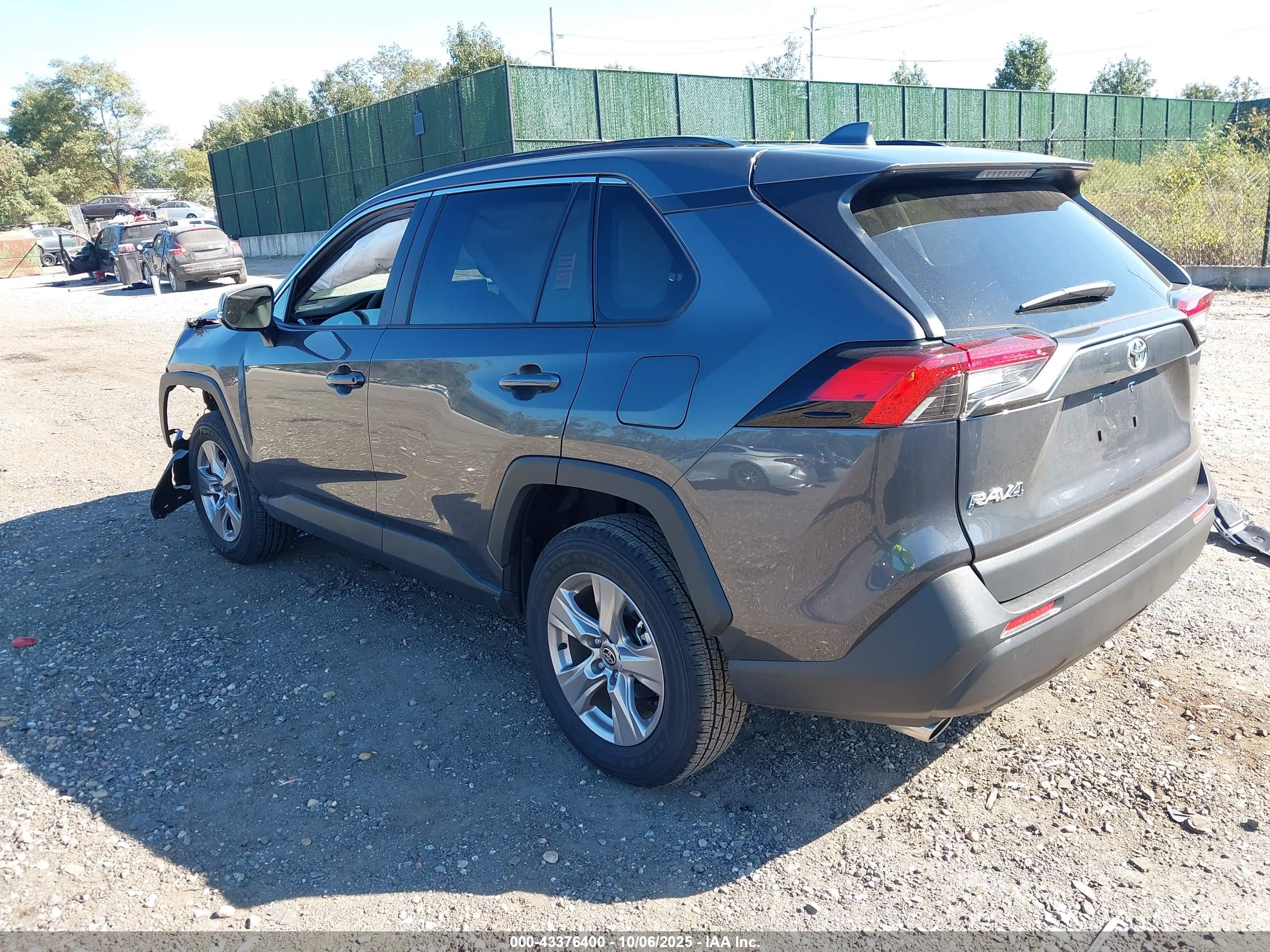 TOYOTA RAV4 image 3