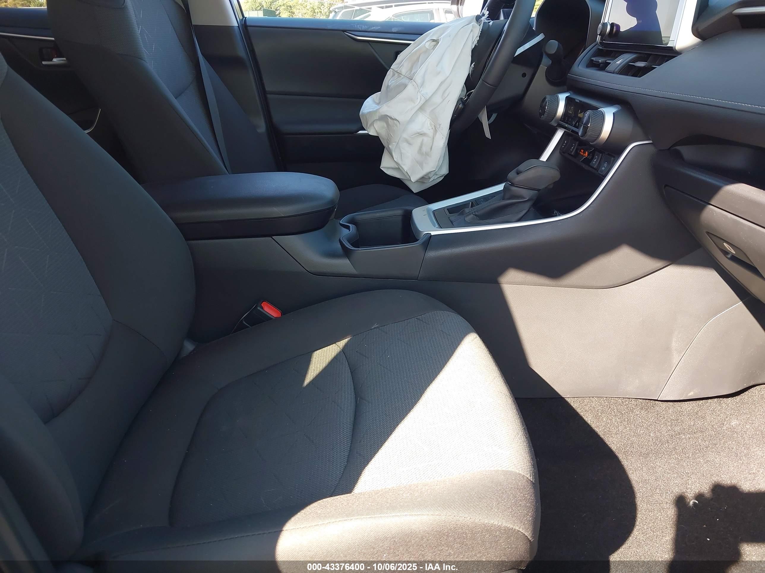 TOYOTA RAV4 image 5