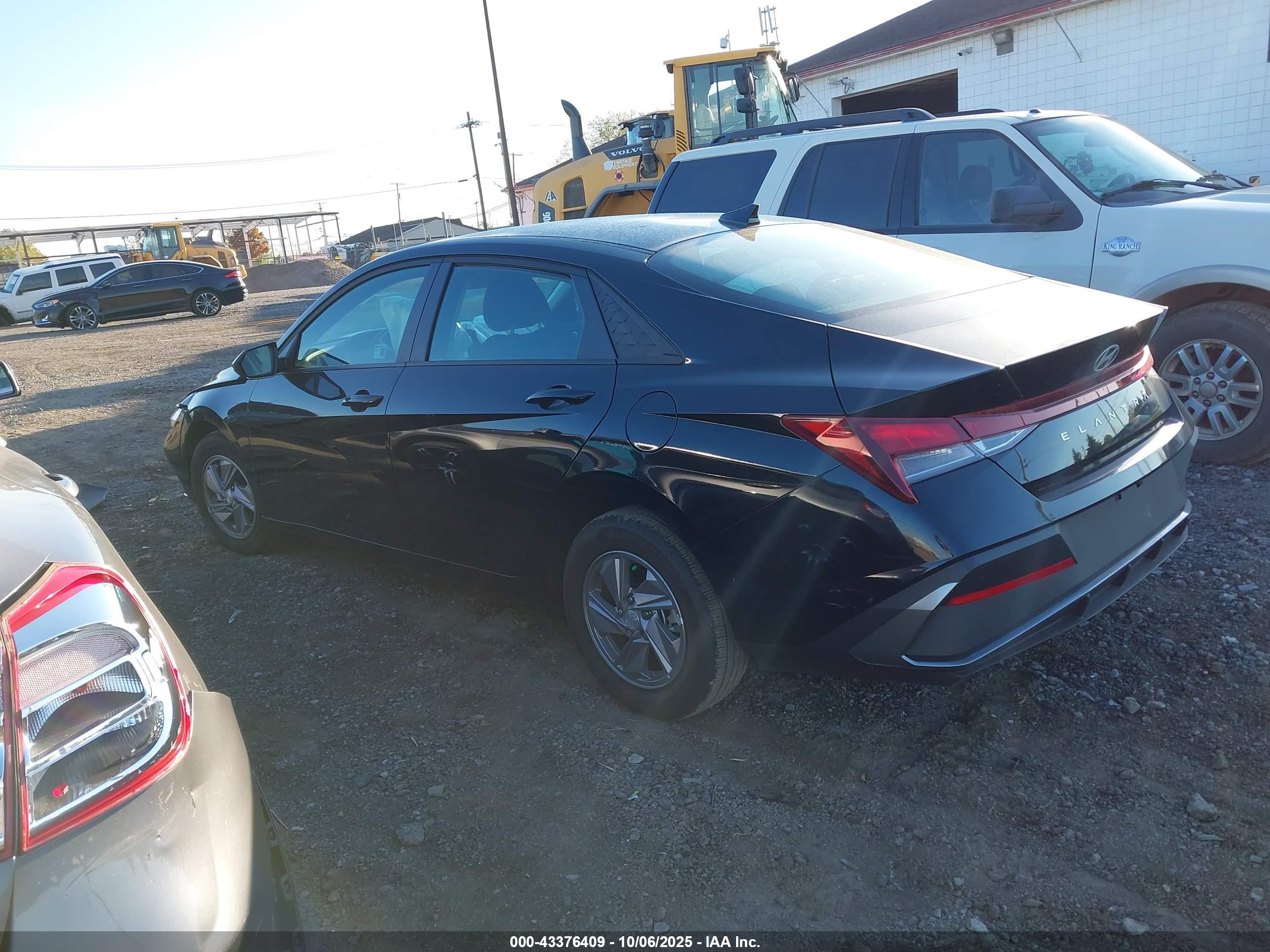 HYUNDAI ELANTRA image 3
