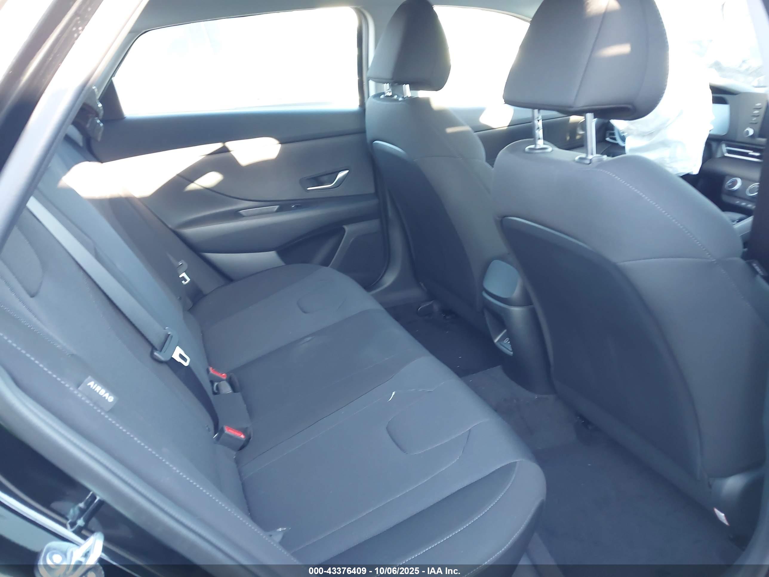 HYUNDAI ELANTRA image 8