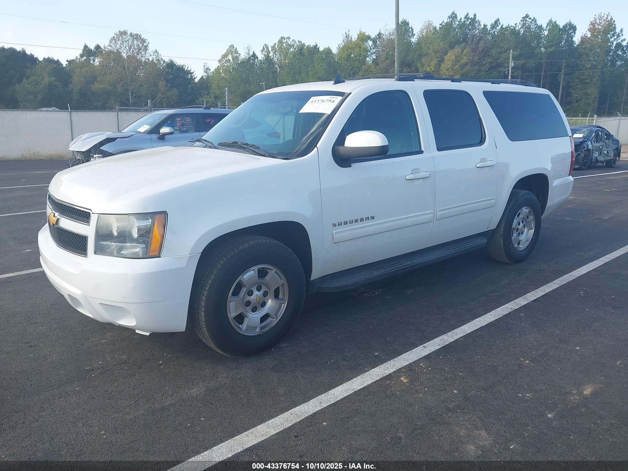 CHEVROLET SUBURBAN image 2